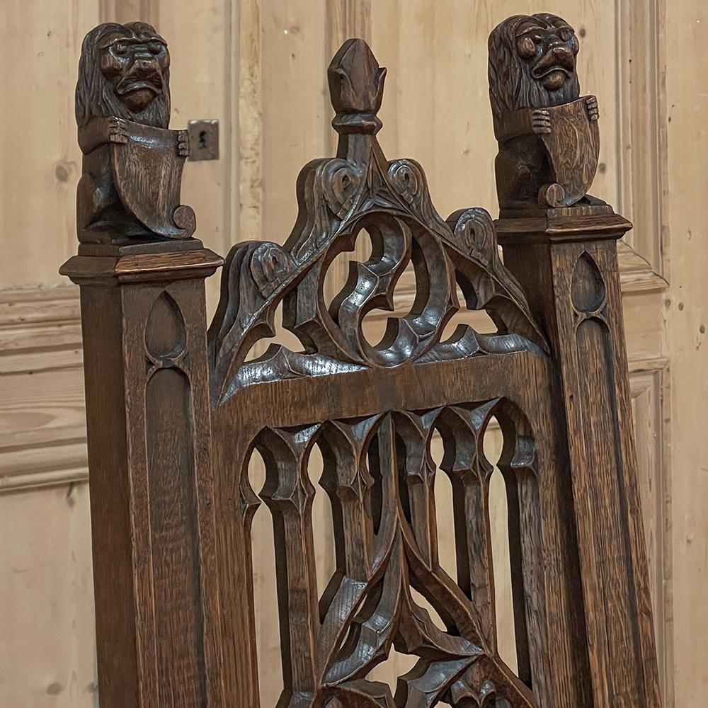 Französischer Gotik-Stuhl des 19. Jahrhunderts (Eichenholz) im Angebot