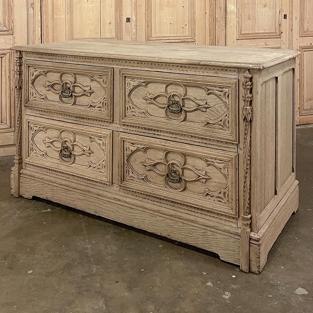 19th Century French Gothic Revival Commode ~ Chest of Drawers in Stripped Oak In Good Condition For Sale In Dallas, TX