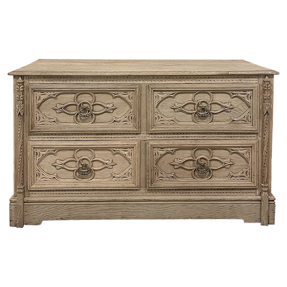 Commode néo-gothique française du 19ème siècle ~ Commode en chêne rayé