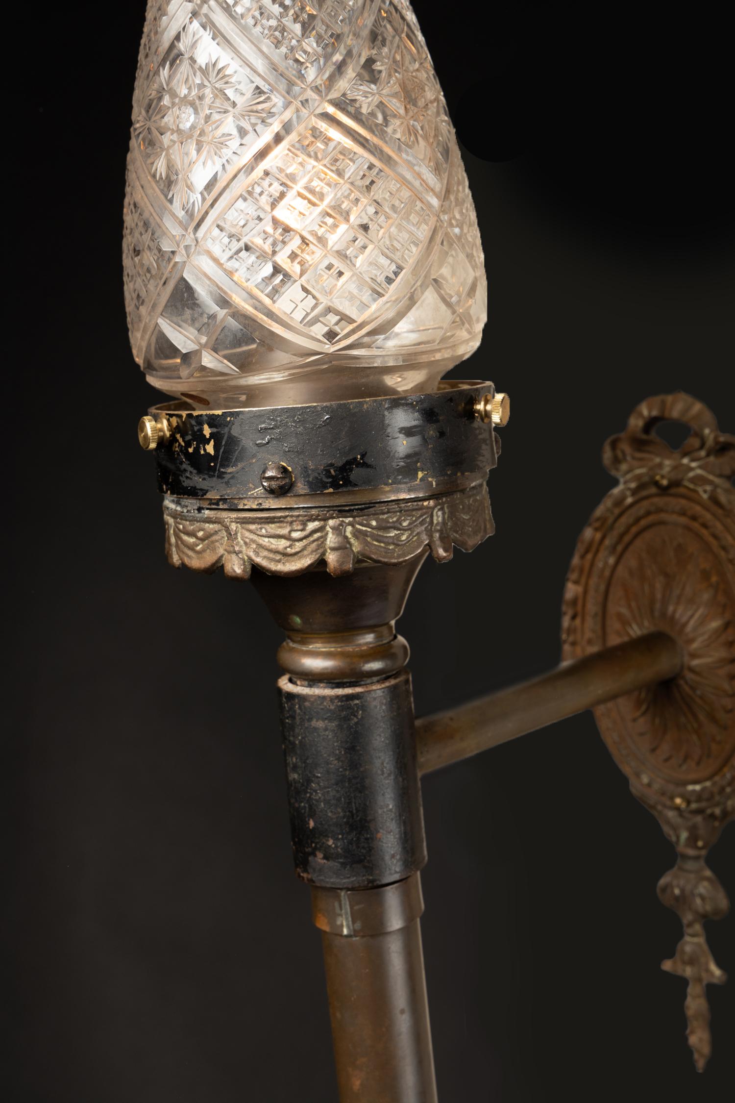 Torche néo-gothique française du 19e siècle avec globe en cristal de Baccarat Bon état - En vente à New Orleans, LA
