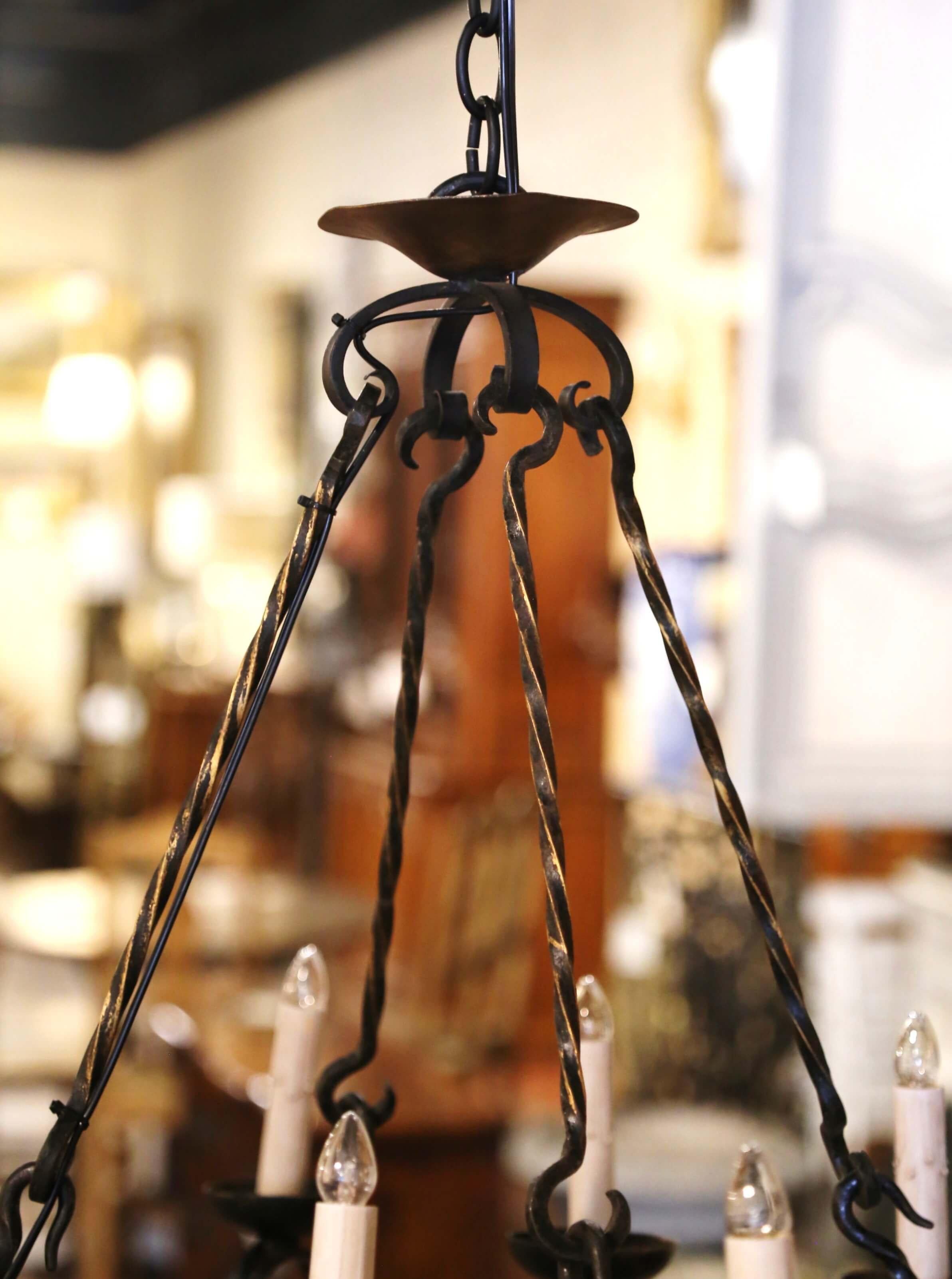 Lampadario a otto luci in ferro a fondo piatto in stile gotico francese del XIX secolo in vendita 3