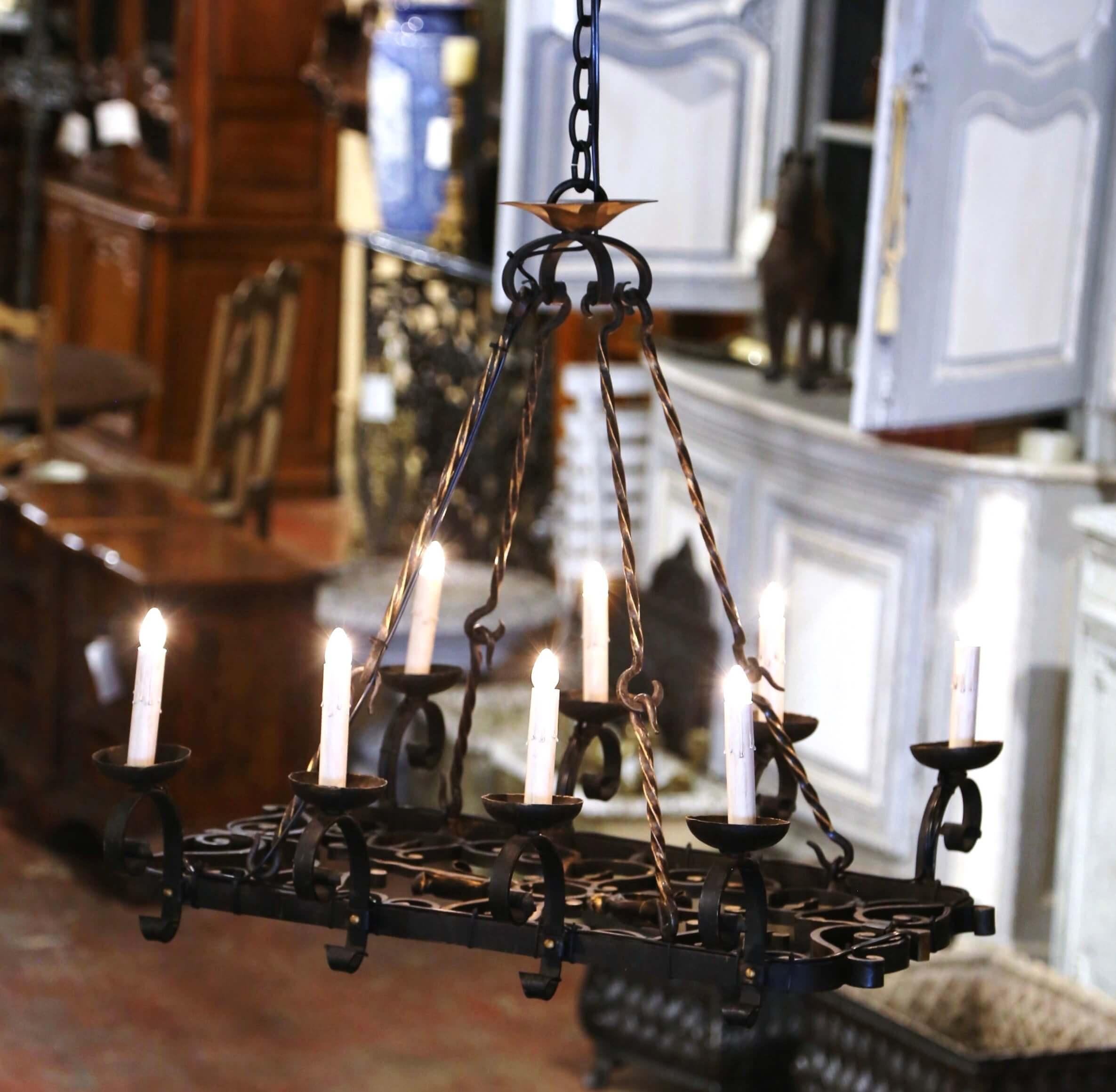 Decora l'isola della cucina o la sala della colazione con questa elegante lampada antica a fondo piatto. Forgiato in Francia, intorno al 1920 e di forma rettangolare, il grande lampadario è dotato di otto luci cablate di recente e vestite con