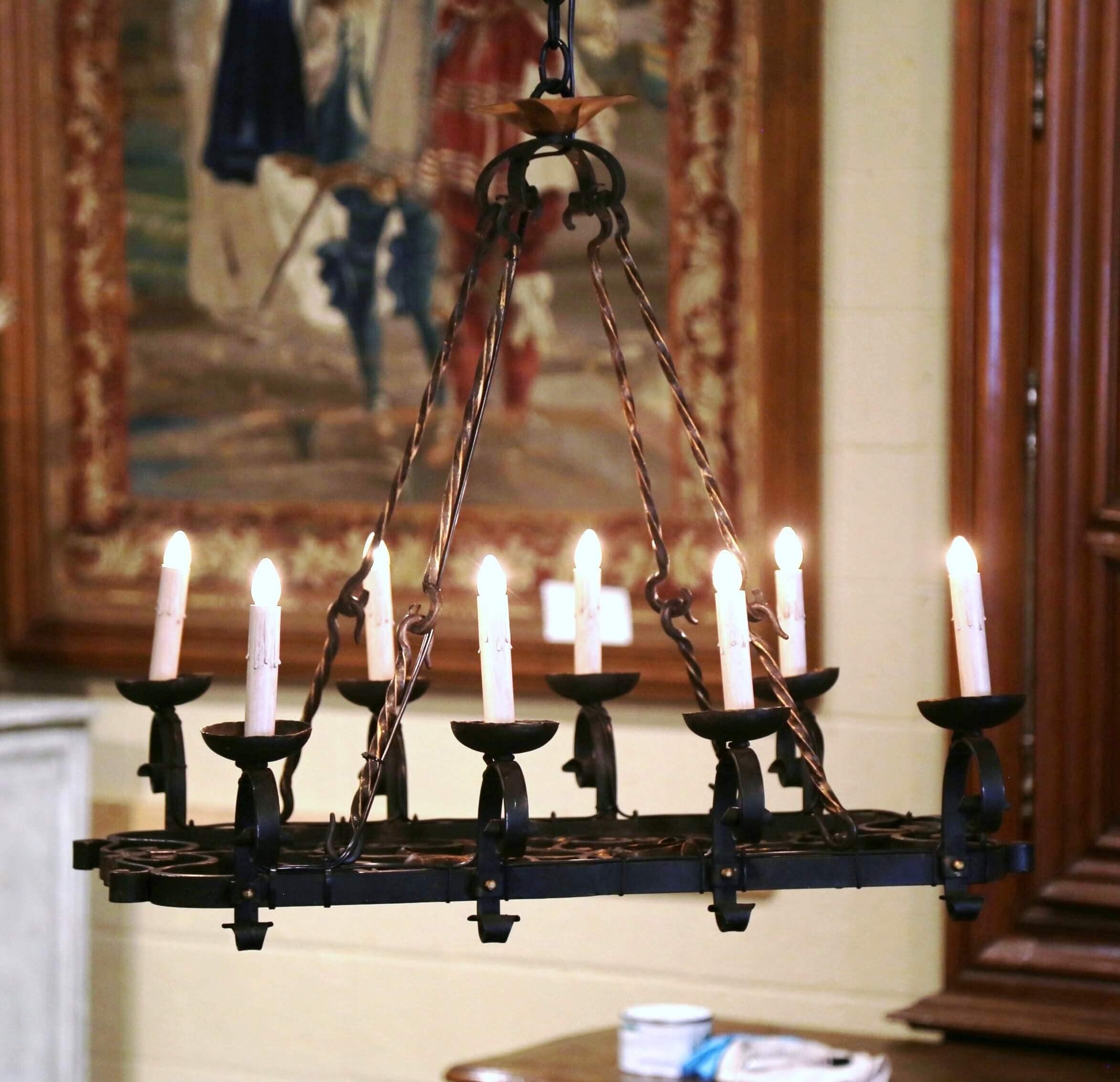 Forgiato Lampadario a otto luci in ferro a fondo piatto in stile gotico francese del XIX secolo in vendita