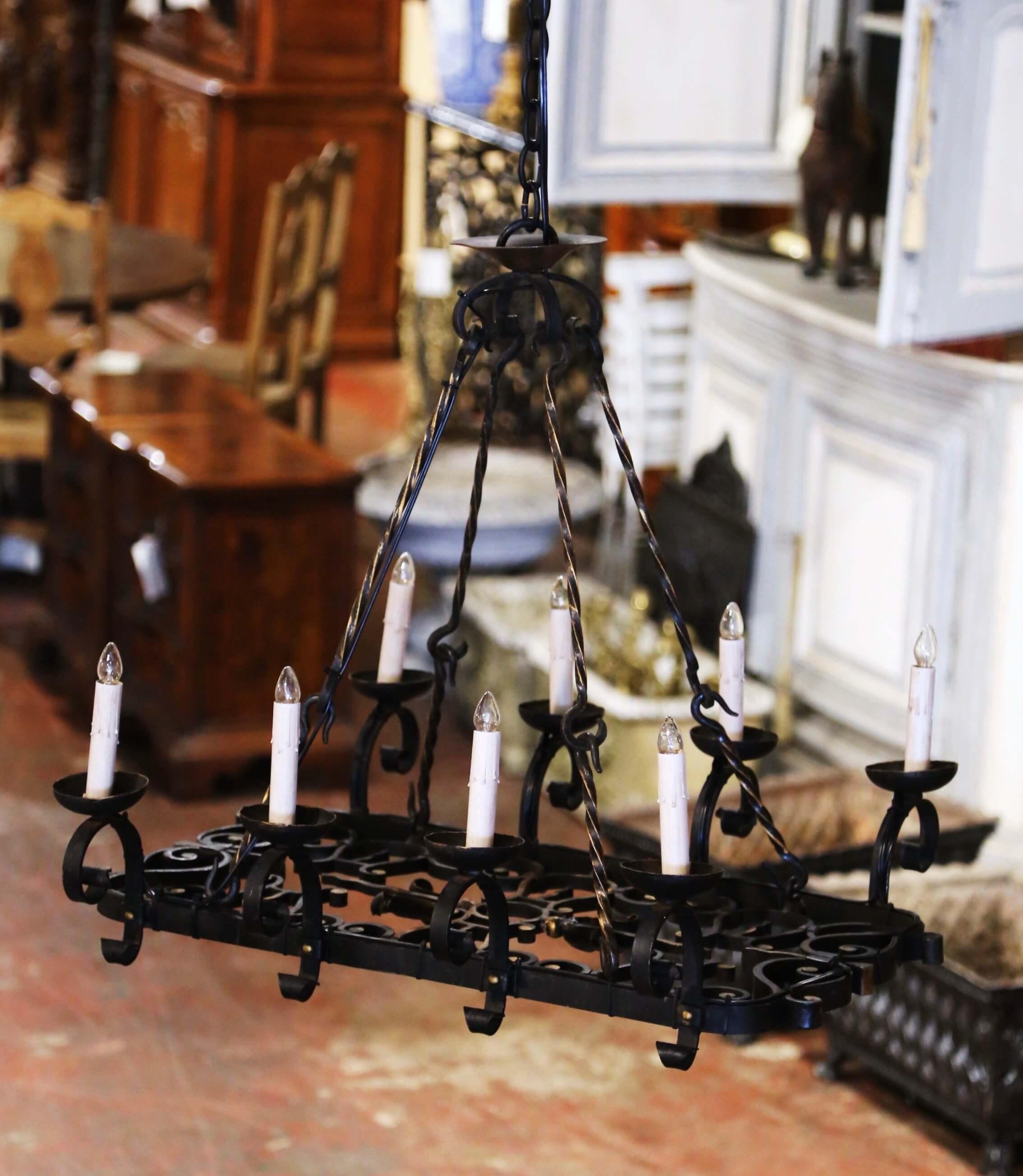 Ferro Lampadario a otto luci in ferro a fondo piatto in stile gotico francese del XIX secolo in vendita