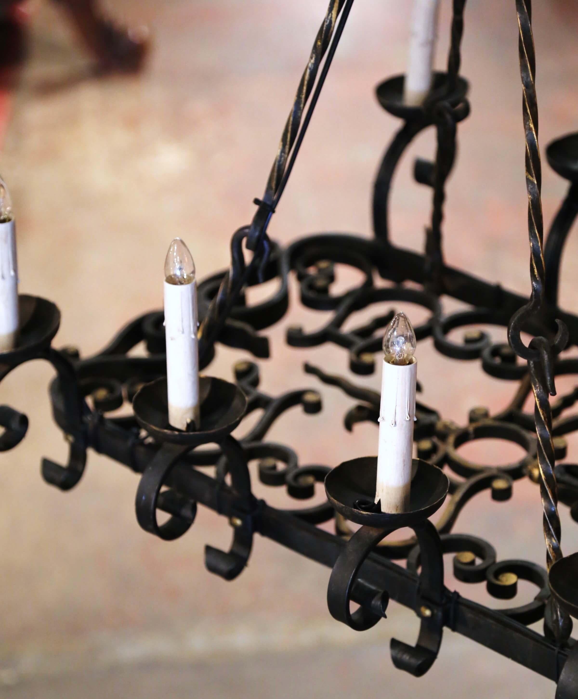 Lampadario a otto luci in ferro a fondo piatto in stile gotico francese del XIX secolo in vendita 1