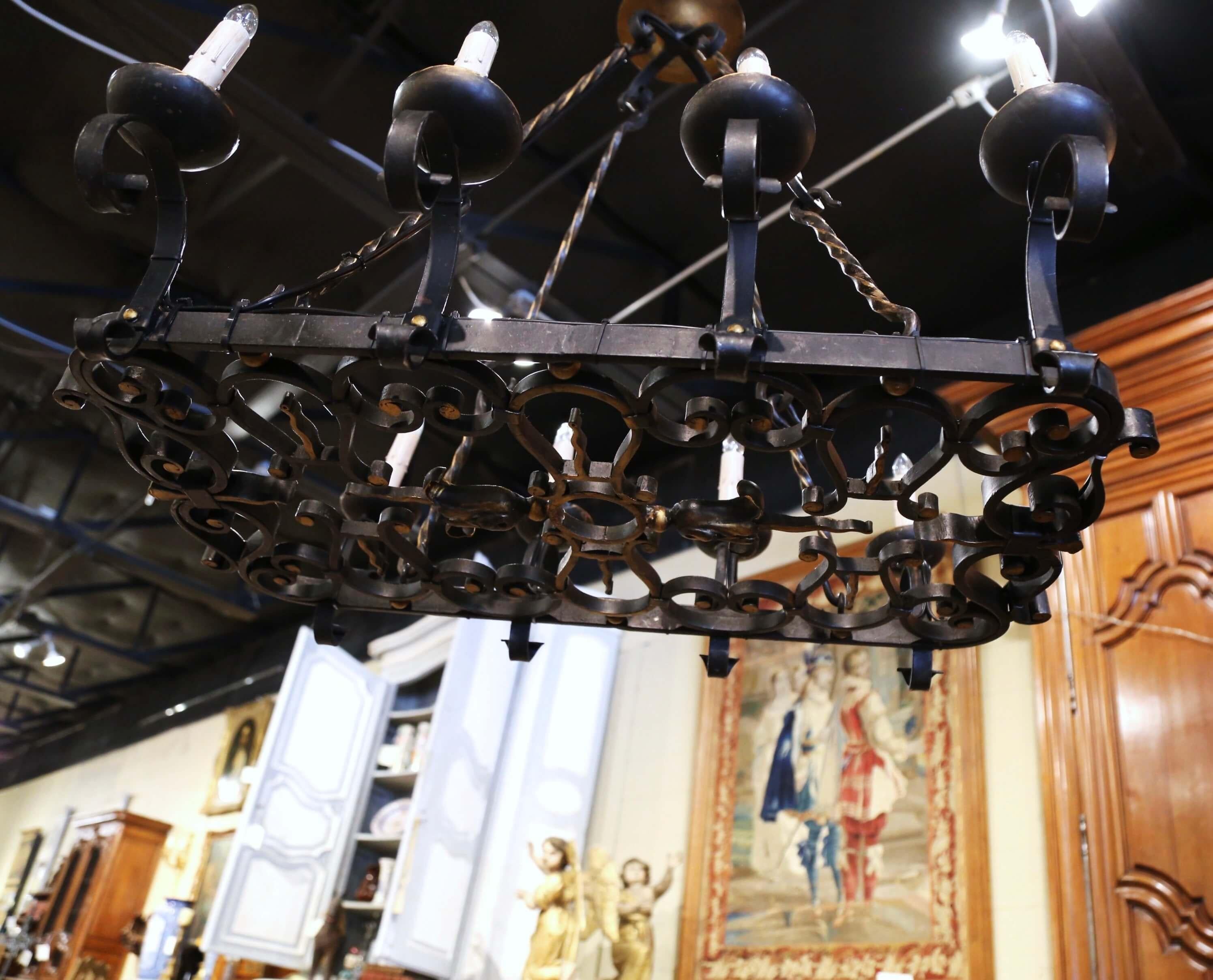 Lampadario a otto luci in ferro a fondo piatto in stile gotico francese del XIX secolo in vendita 2