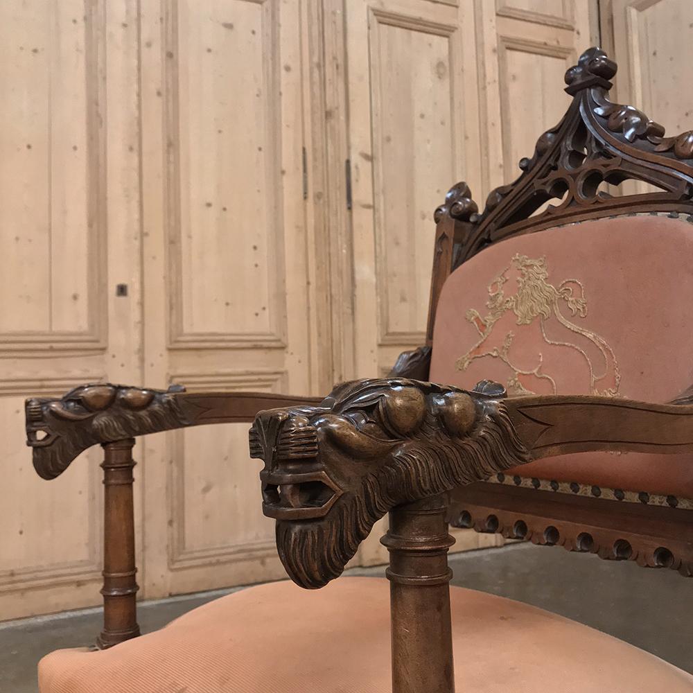 Poltrona gotica francese del XIX secolo in noce con ricamo in vendita 3