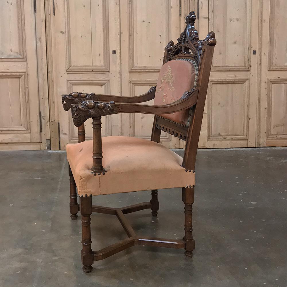 Fauteuil gothique français du 19ème siècle en noyer avec broderie en vente 3