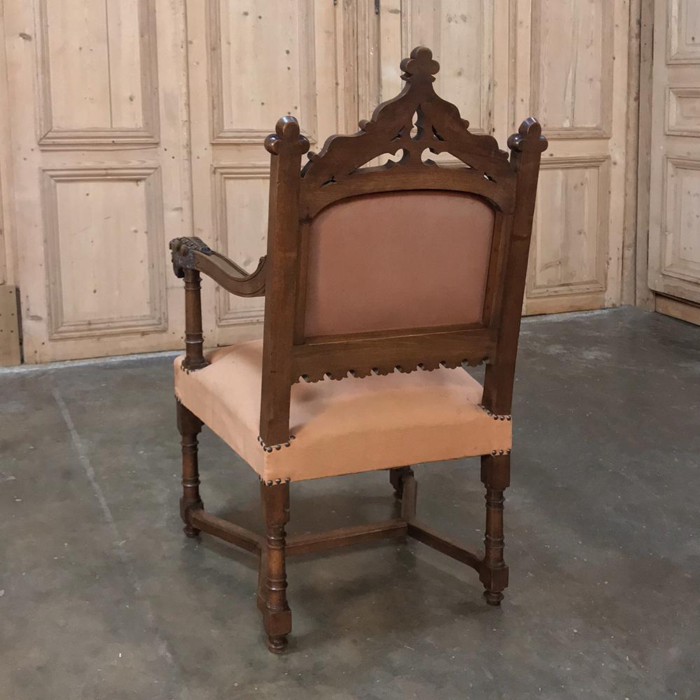 Fauteuil gothique français du 19ème siècle en noyer avec broderie en vente 4