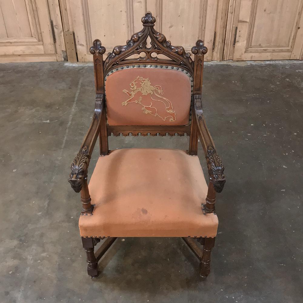 Néo-gothique Fauteuil gothique français du 19ème siècle en noyer avec broderie en vente