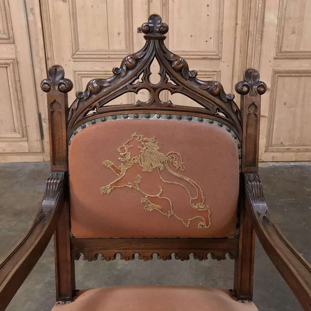 Francese Poltrona gotica francese del XIX secolo in noce con ricamo in vendita