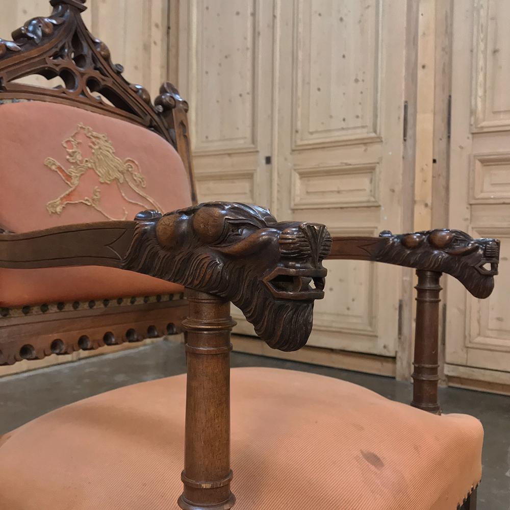 Sculpté à la main Fauteuil gothique français du 19ème siècle en noyer avec broderie en vente