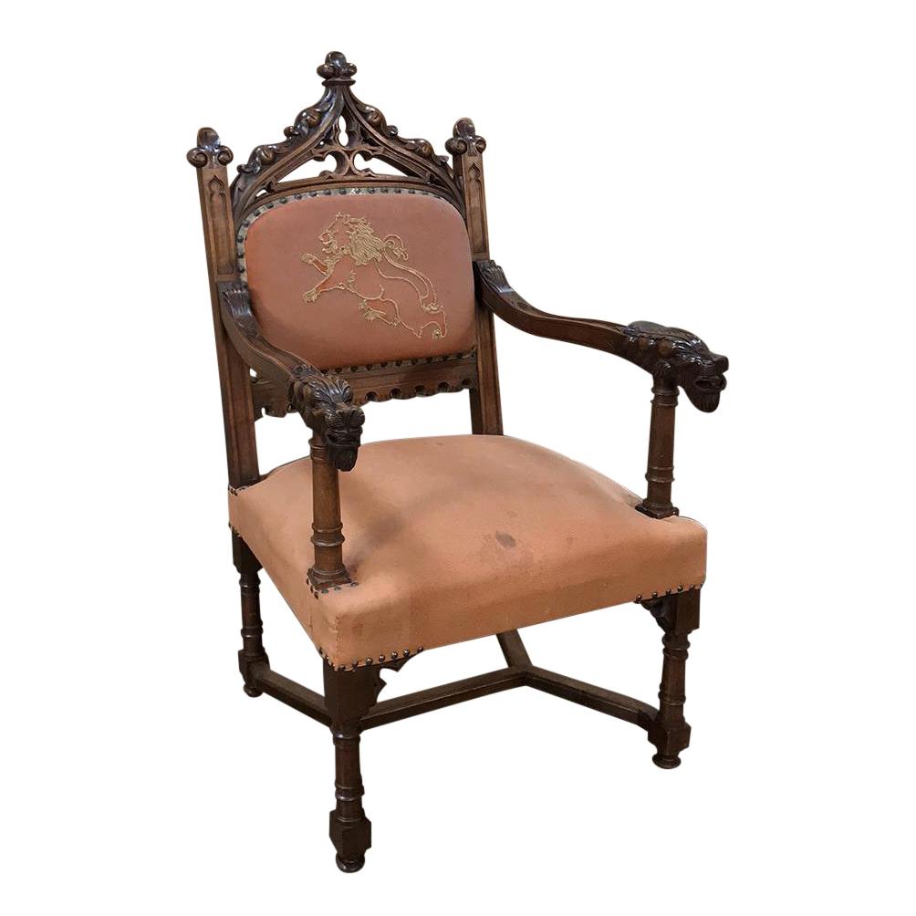 Fauteuil gothique français du 19ème siècle en noyer avec broderie