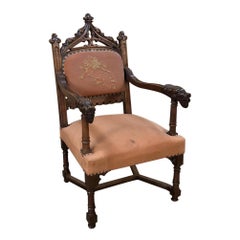 Fauteuil gothique français du 19ème siècle en noyer avec broderie