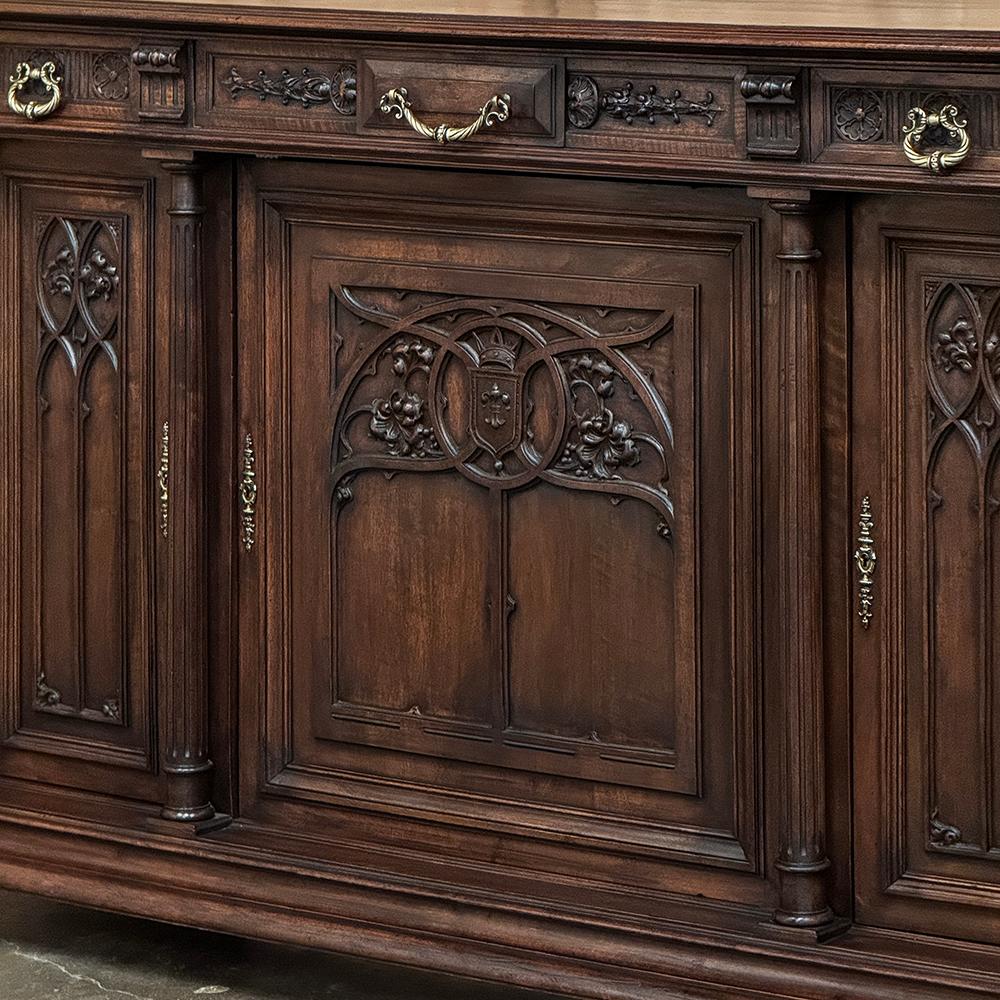 Buffet gotico francese in noce del XIX secolo in vendita 2