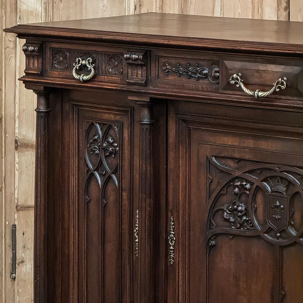 Buffet gotico francese in noce del XIX secolo in vendita 3