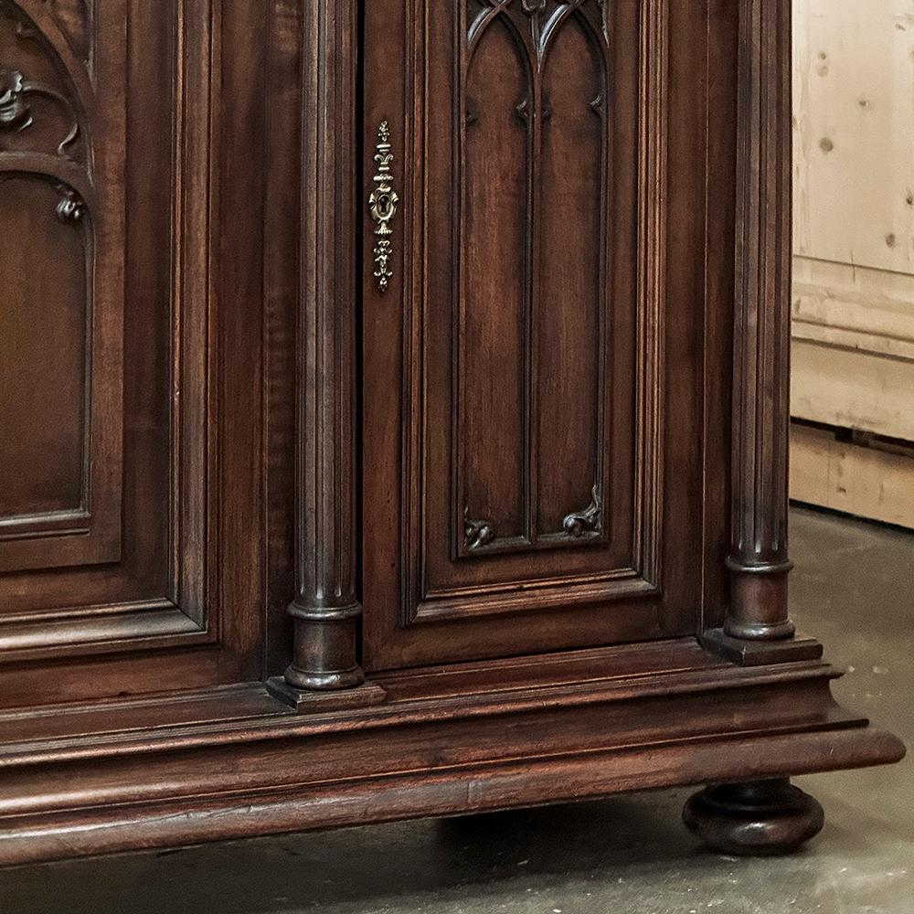 Bronzo Buffet gotico francese in noce del XIX secolo in vendita