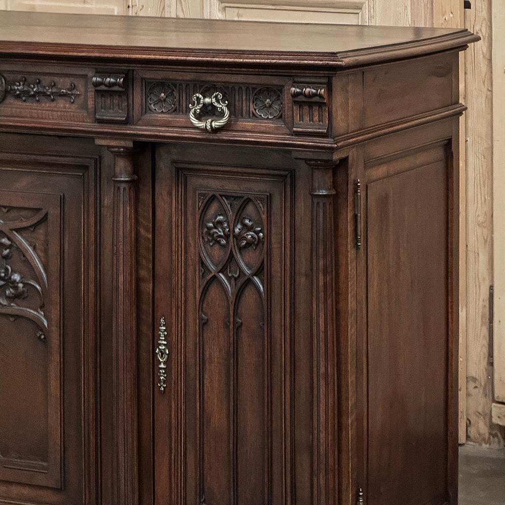Buffet gotico francese in noce del XIX secolo in vendita 1