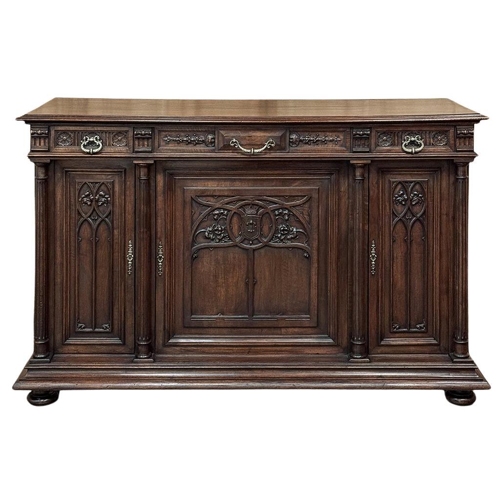 Buffet gotico francese in noce del XIX secolo in vendita