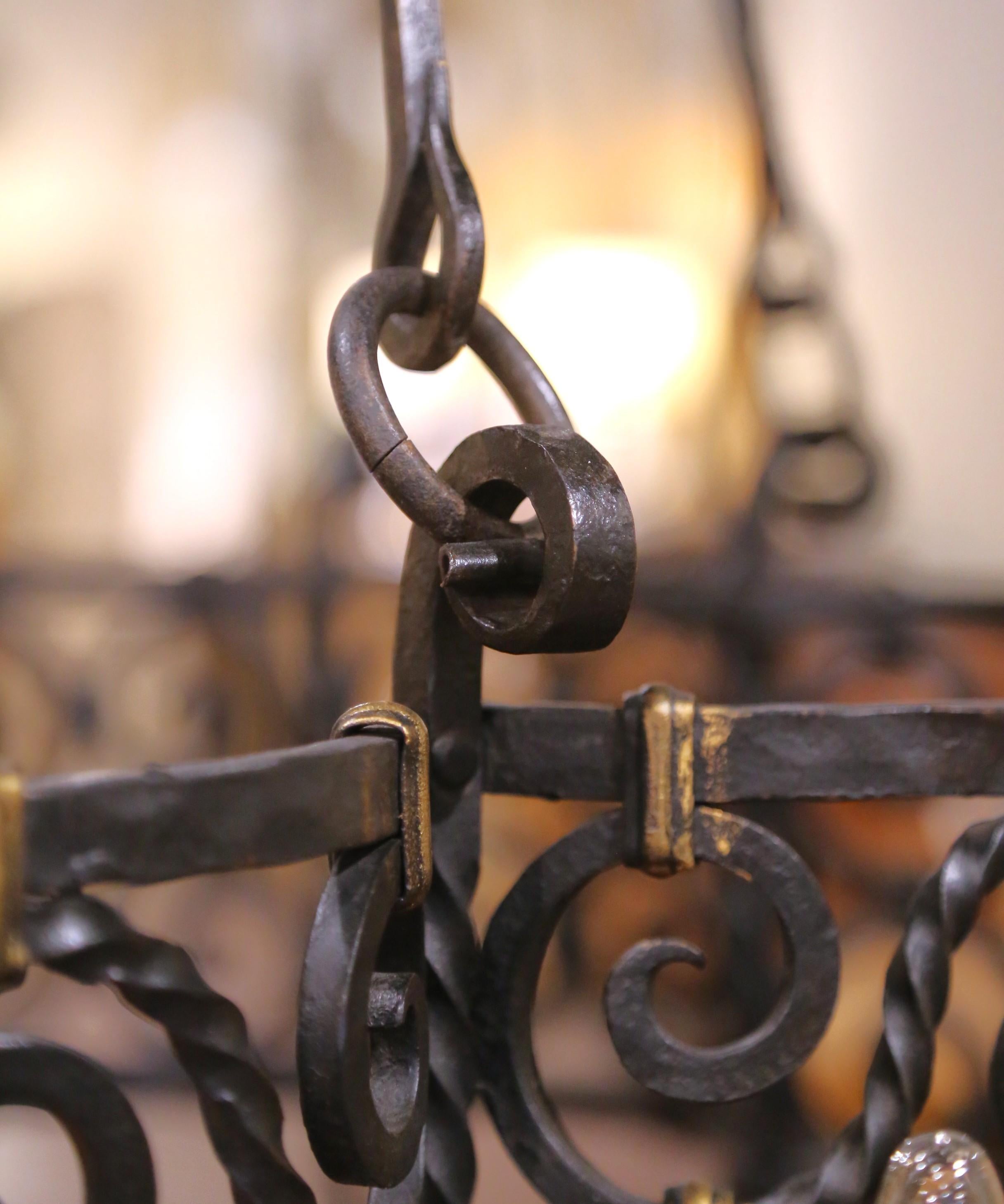 Lampadario a otto luci in ferro battuto gotico francese del XIX secolo con accenti dorati 3