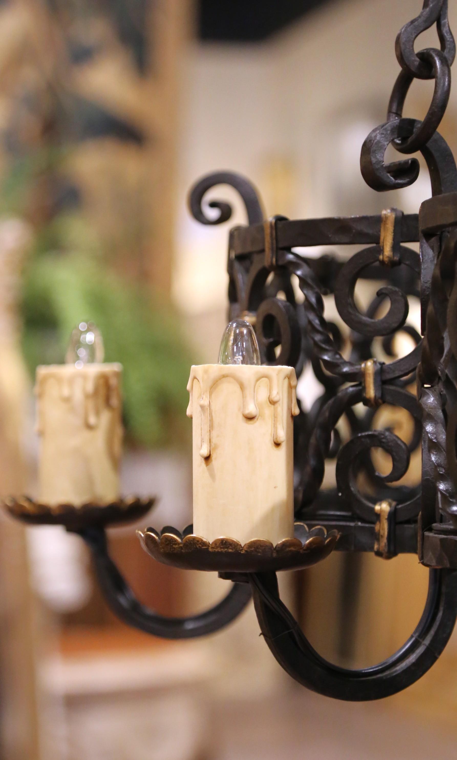 Lampadario a otto luci in ferro battuto gotico francese del XIX secolo con accenti dorati 4
