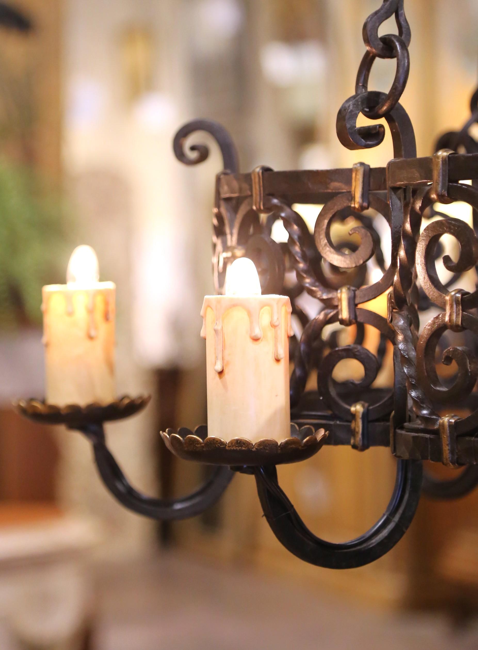 Lampadario a otto luci in ferro battuto gotico francese del XIX secolo con accenti dorati 5