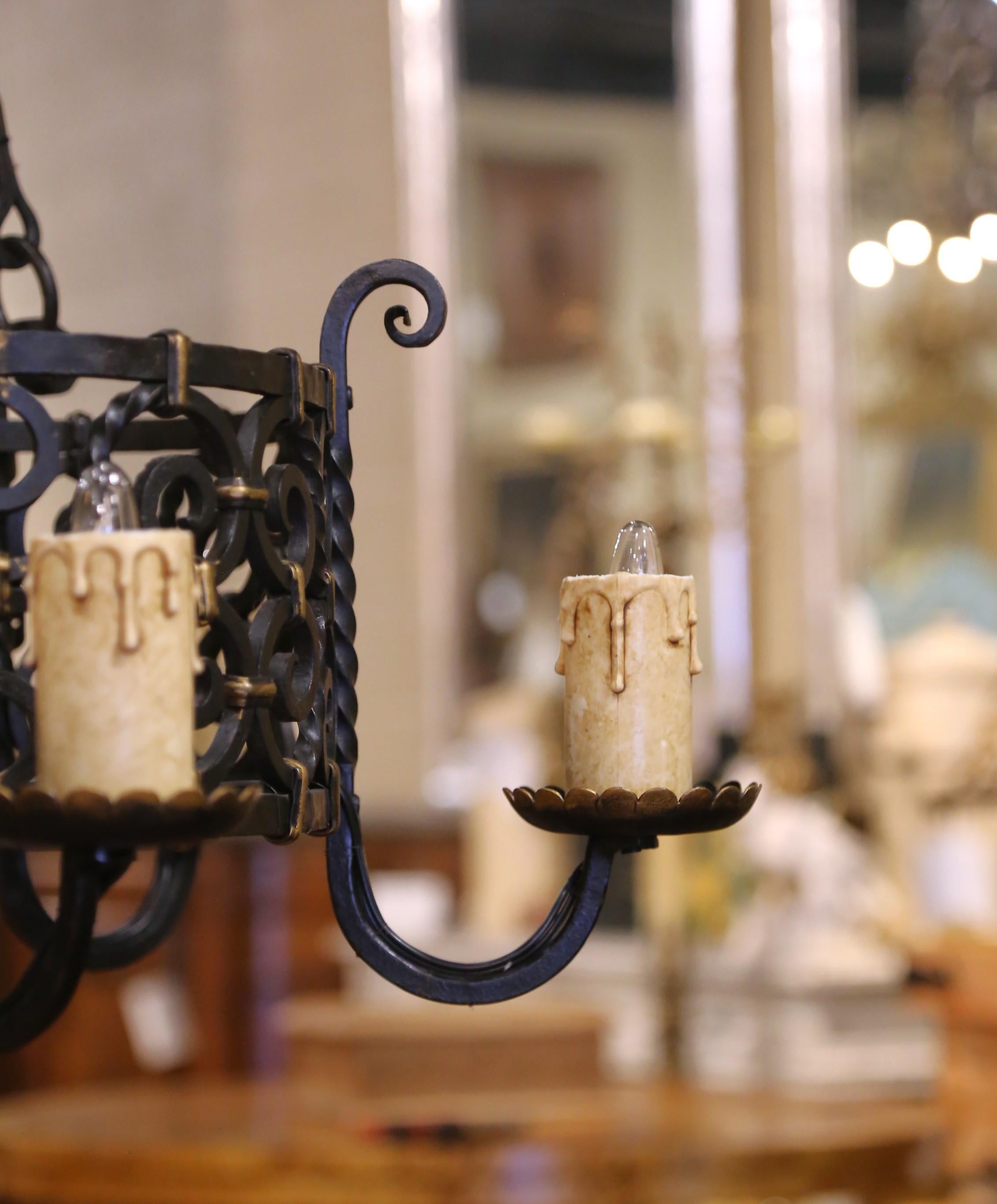 Lampadario a otto luci in ferro battuto gotico francese del XIX secolo con accenti dorati 6