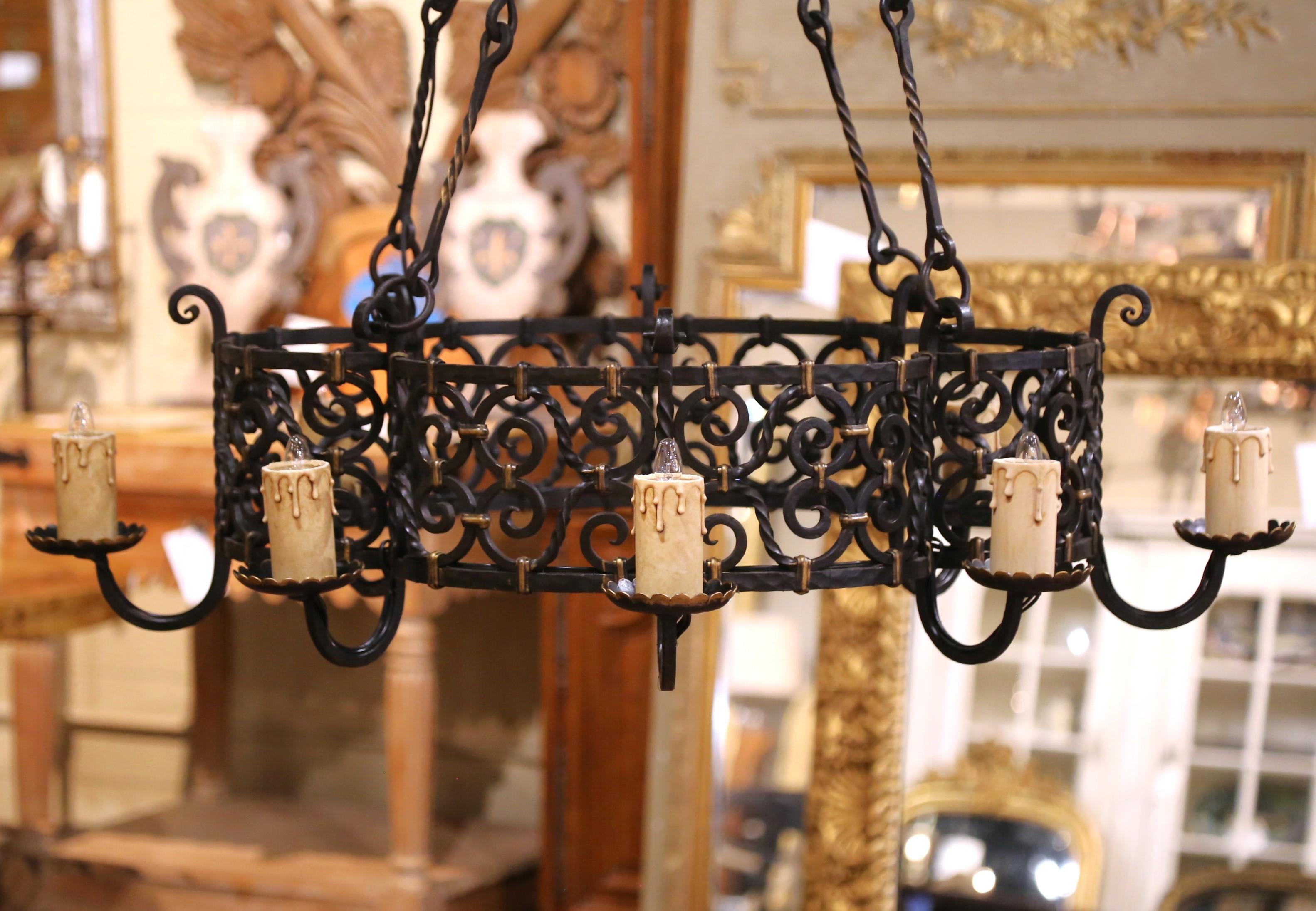 Francese Lampadario a otto luci in ferro battuto gotico francese del XIX secolo con accenti dorati