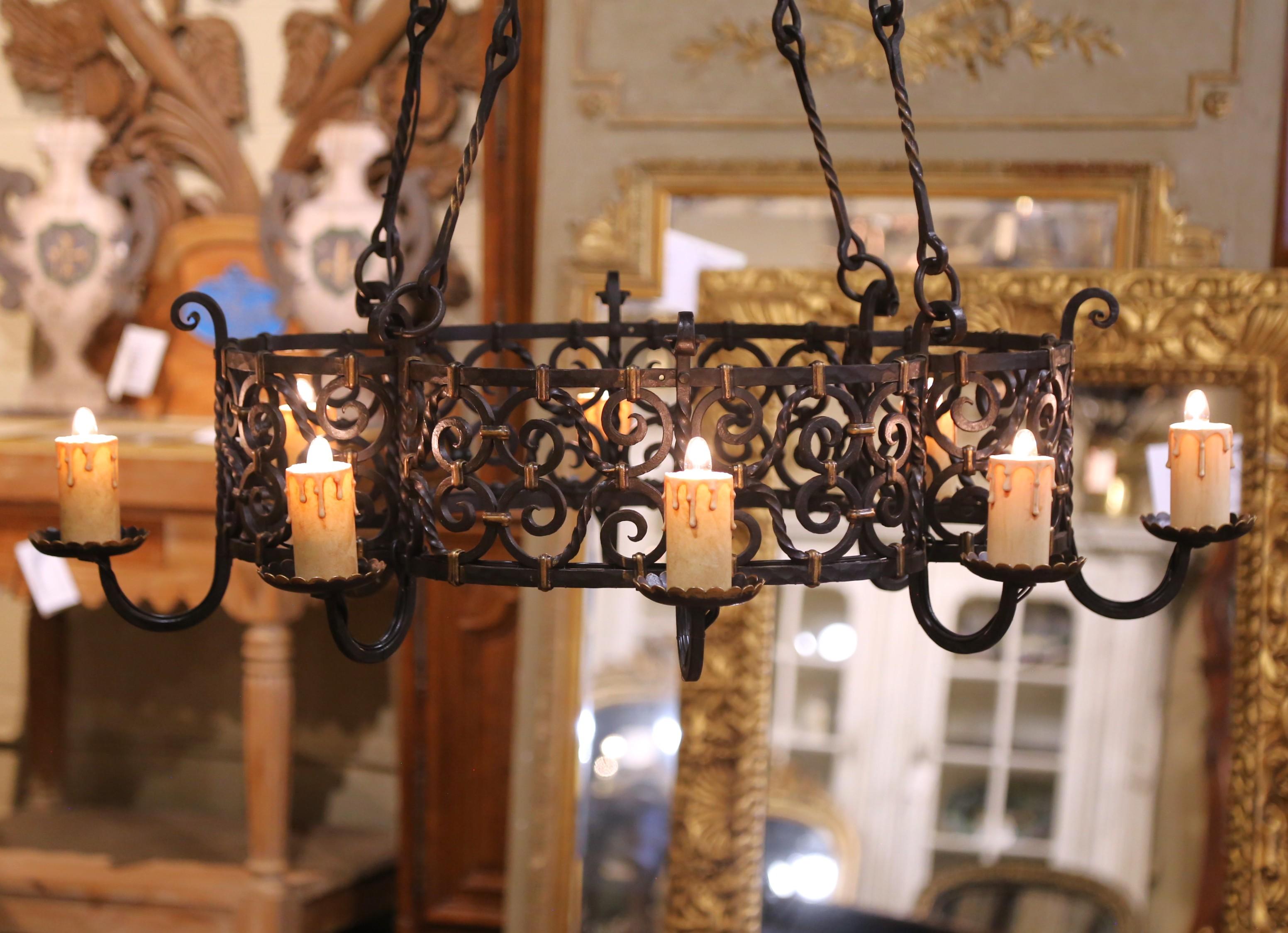Lampadario a otto luci in ferro battuto gotico francese del XIX secolo con accenti dorati In condizioni ottime a Dallas, TX