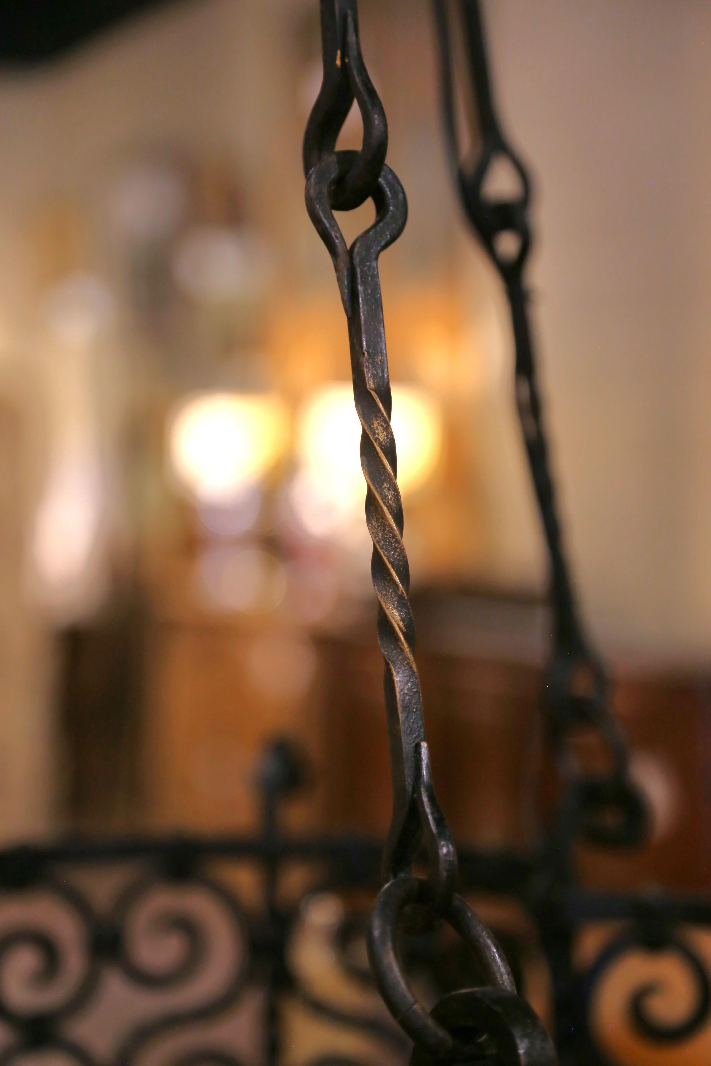 Lampadario a otto luci in ferro battuto gotico francese del XIX secolo con accenti dorati 2