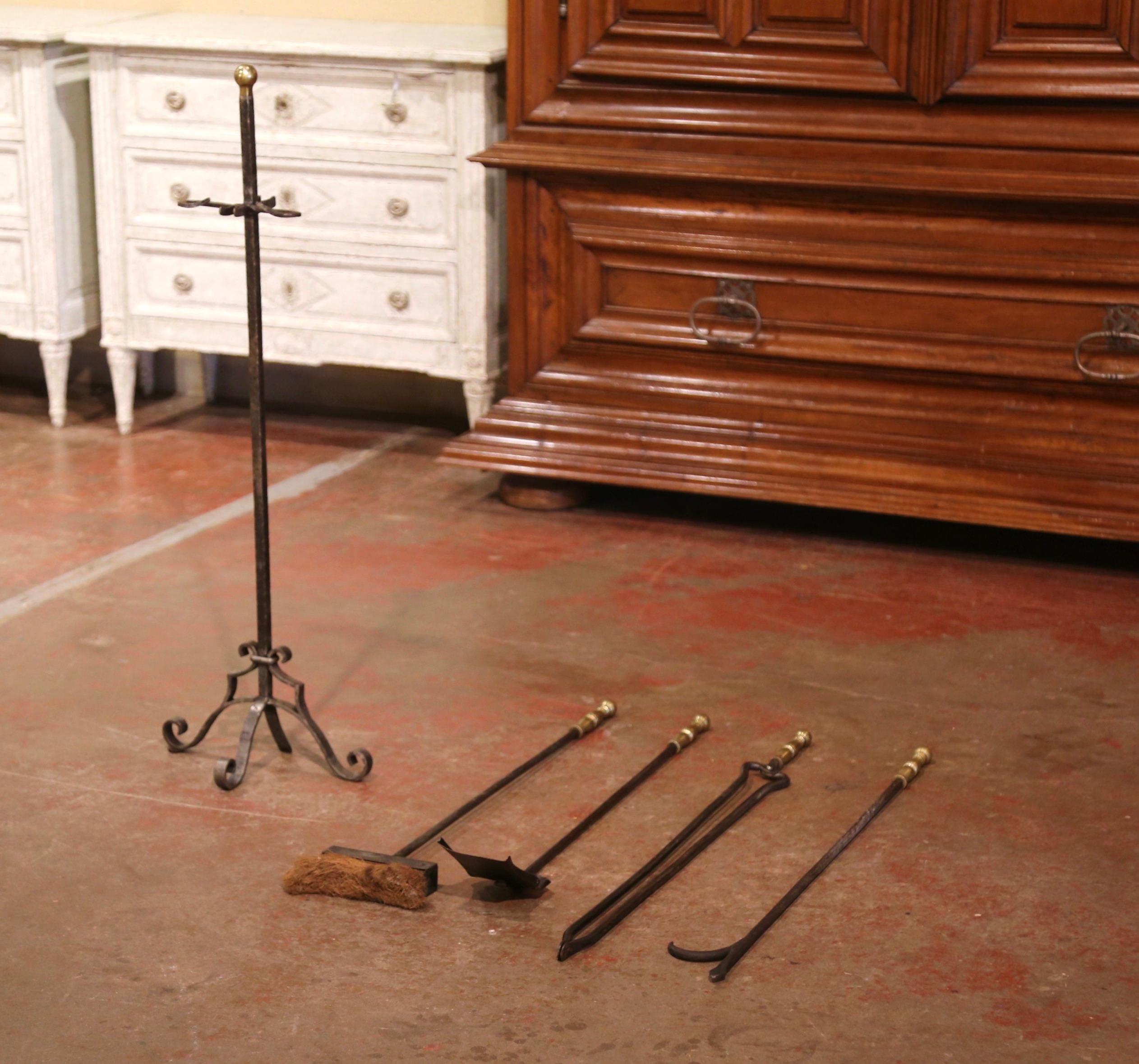 Patiné Ensemble d'outils de cheminée gothique français du 19ème siècle en fer forgé avec poignées en bronze en vente