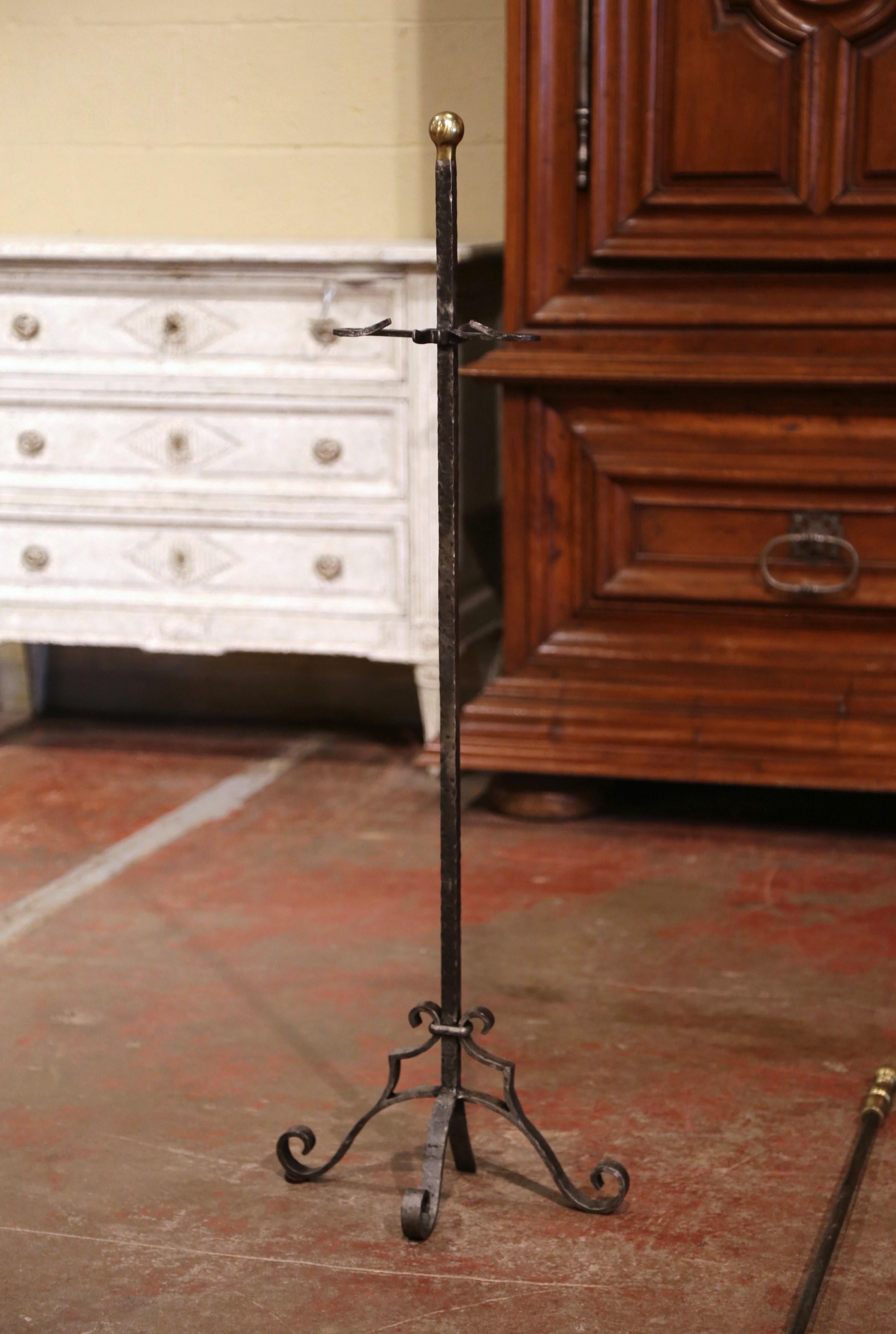 XIXe siècle Ensemble d'outils de cheminée gothique français du 19ème siècle en fer forgé avec poignées en bronze en vente