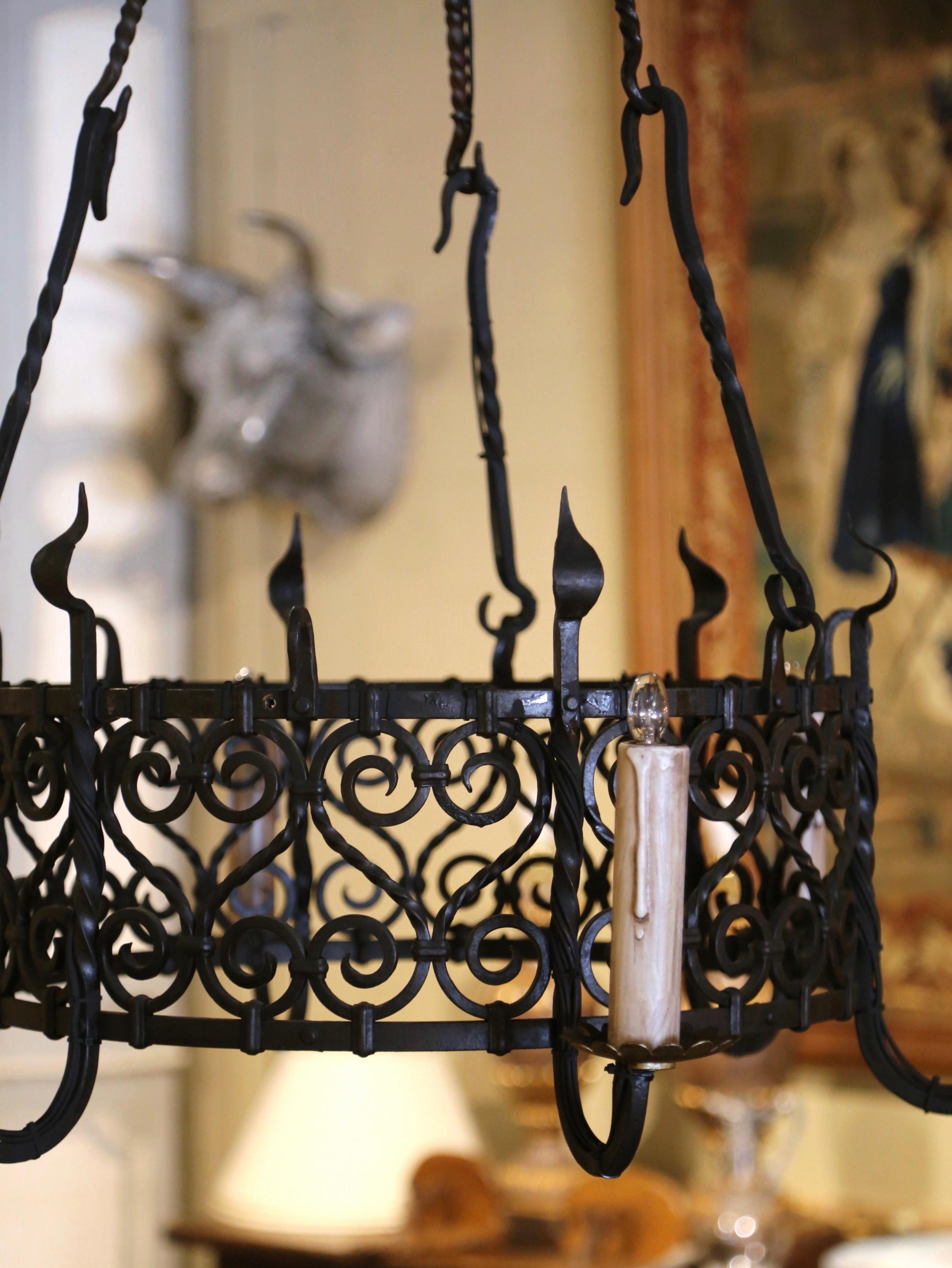 Francese Lampadario a sei luci in ferro battuto gotico francese del XIX secolo in vendita