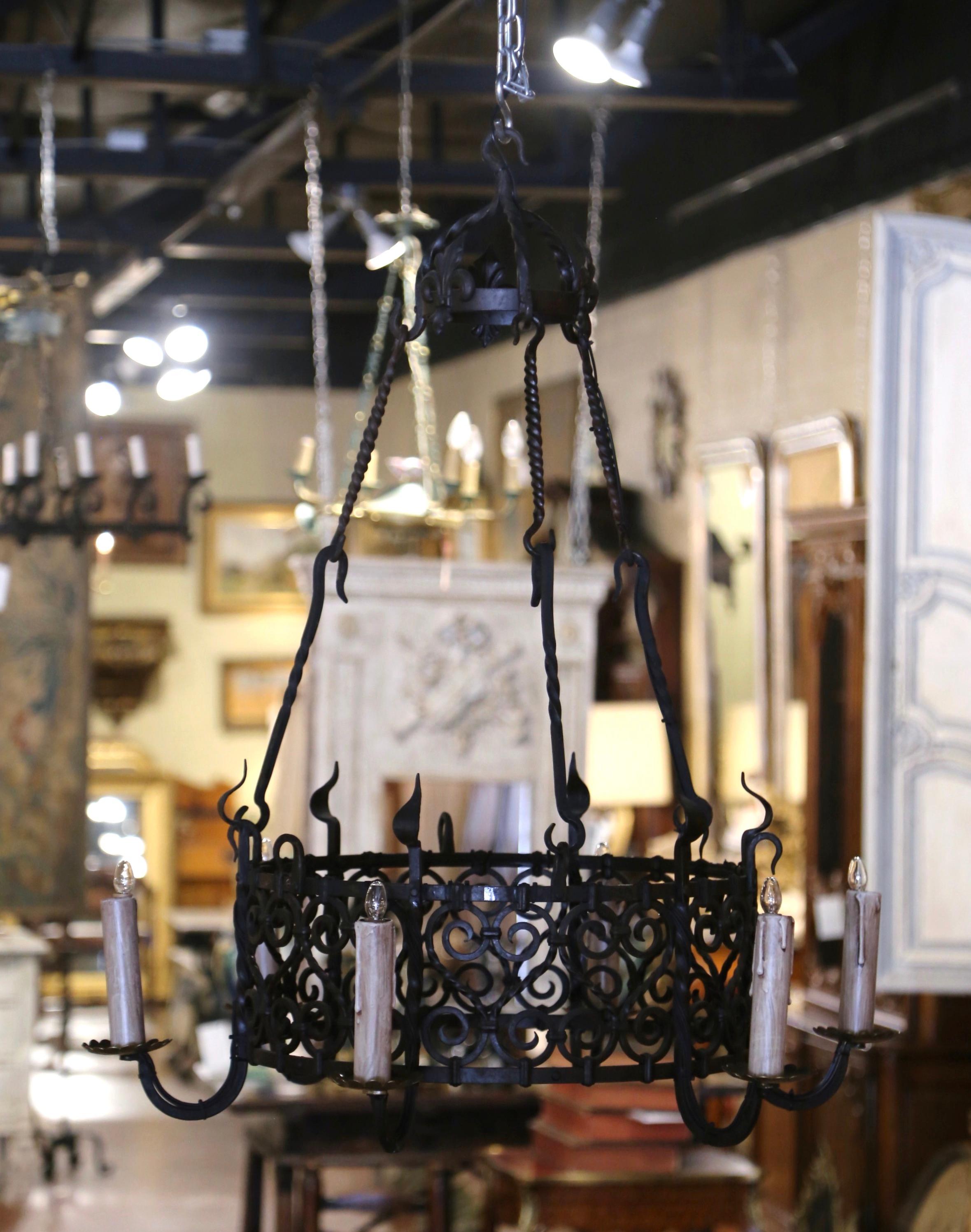 Fatto a mano Lampadario a sei luci in ferro battuto gotico francese del XIX secolo in vendita