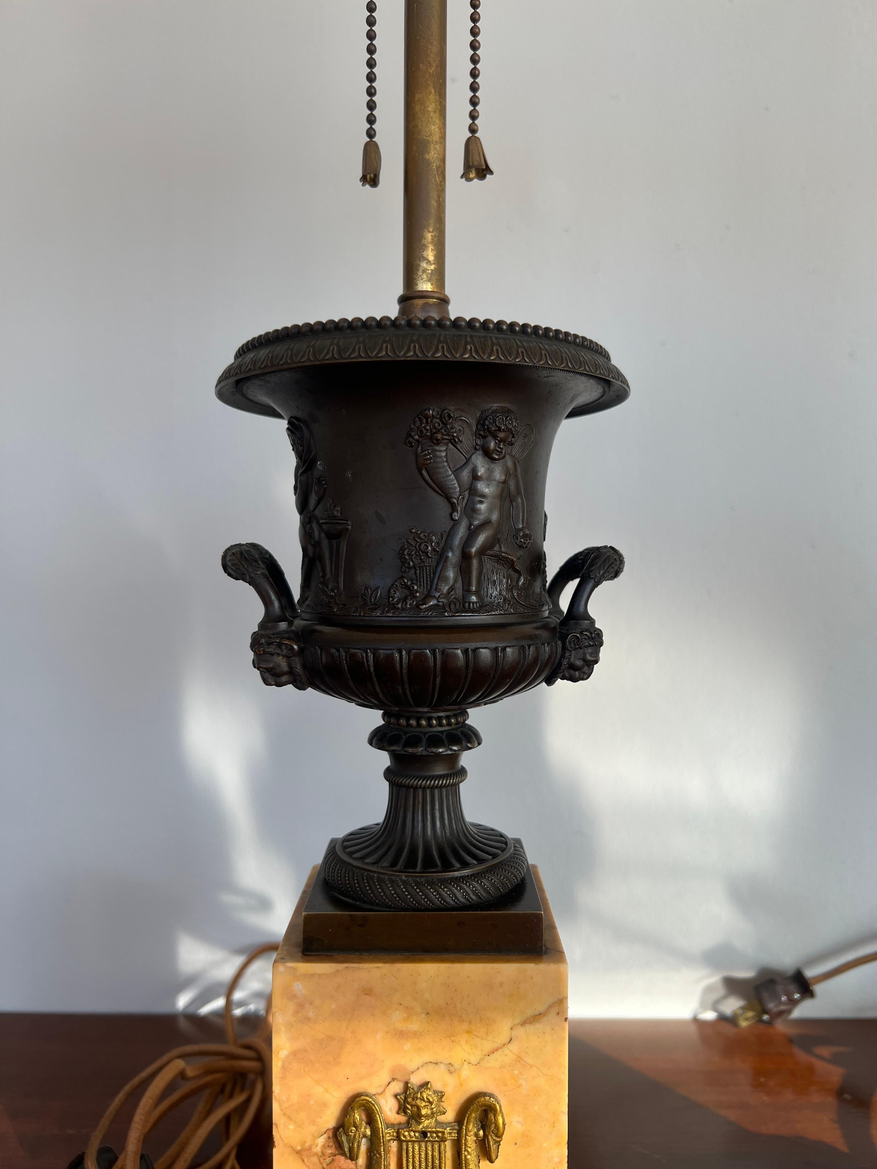 Français Lampes urne « 4 Seasons » du Grand Tour français du 19ème siècle en bronze et marbre de Sienne en vente