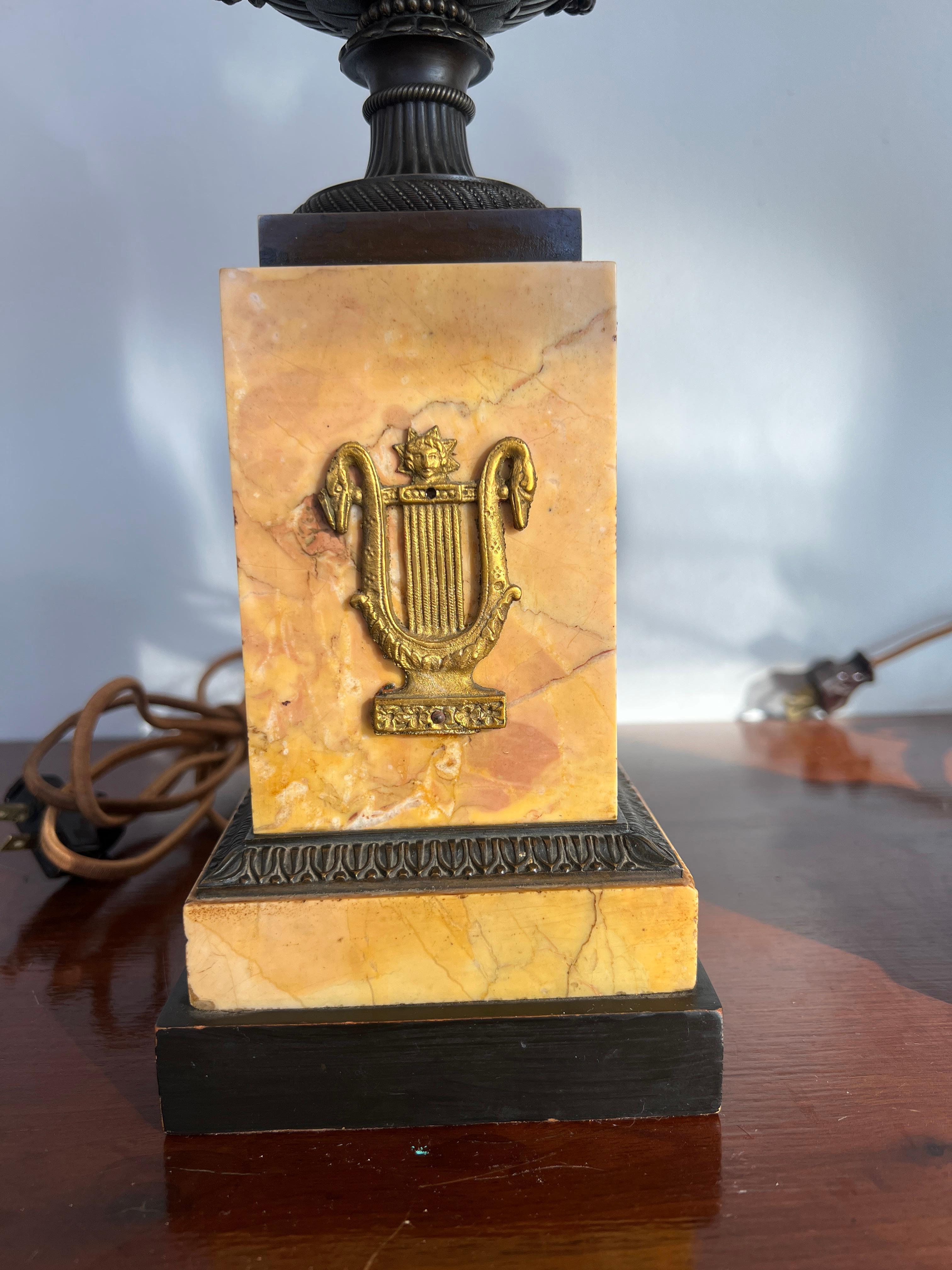 Lampes urne « 4 Seasons » du Grand Tour français du 19ème siècle en bronze et marbre de Sienne Bon état - En vente à Atlanta, GA