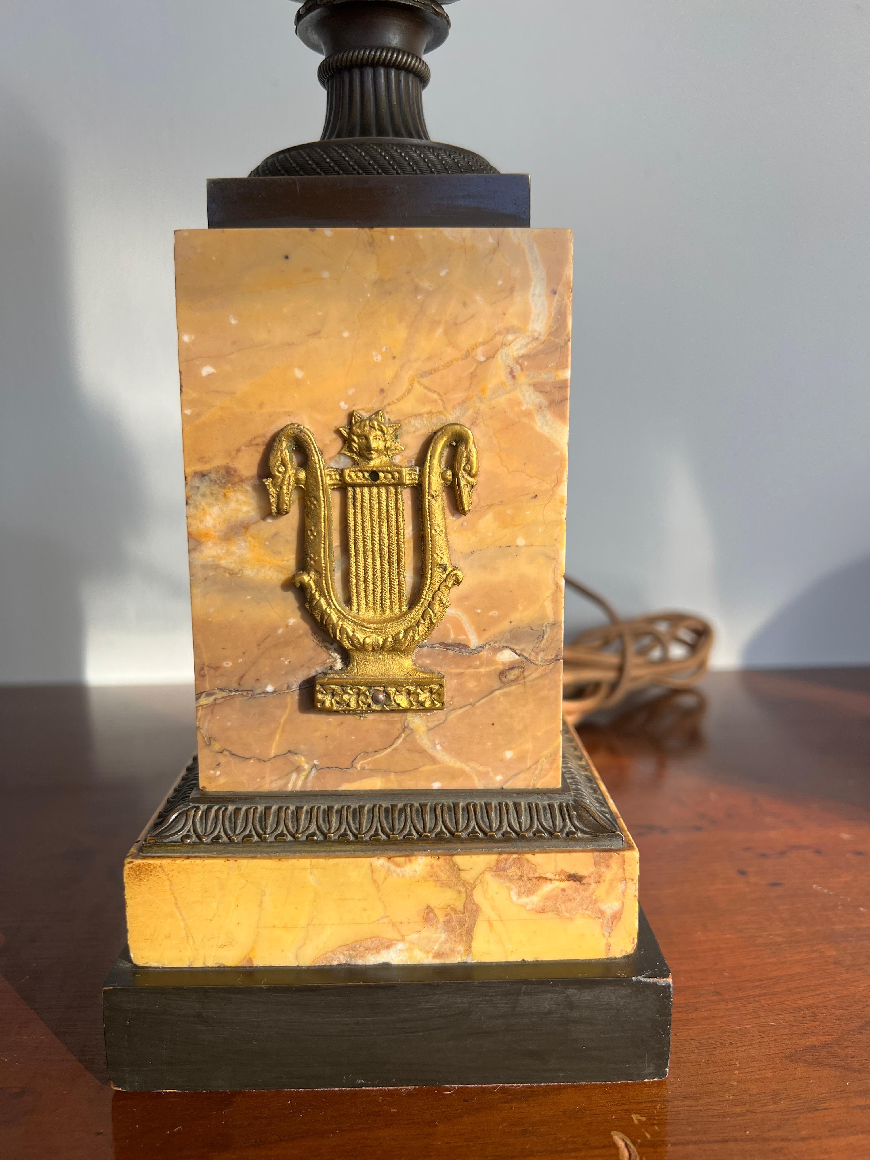 XIXe siècle Lampes urne « 4 Seasons » du Grand Tour français du 19ème siècle en bronze et marbre de Sienne en vente