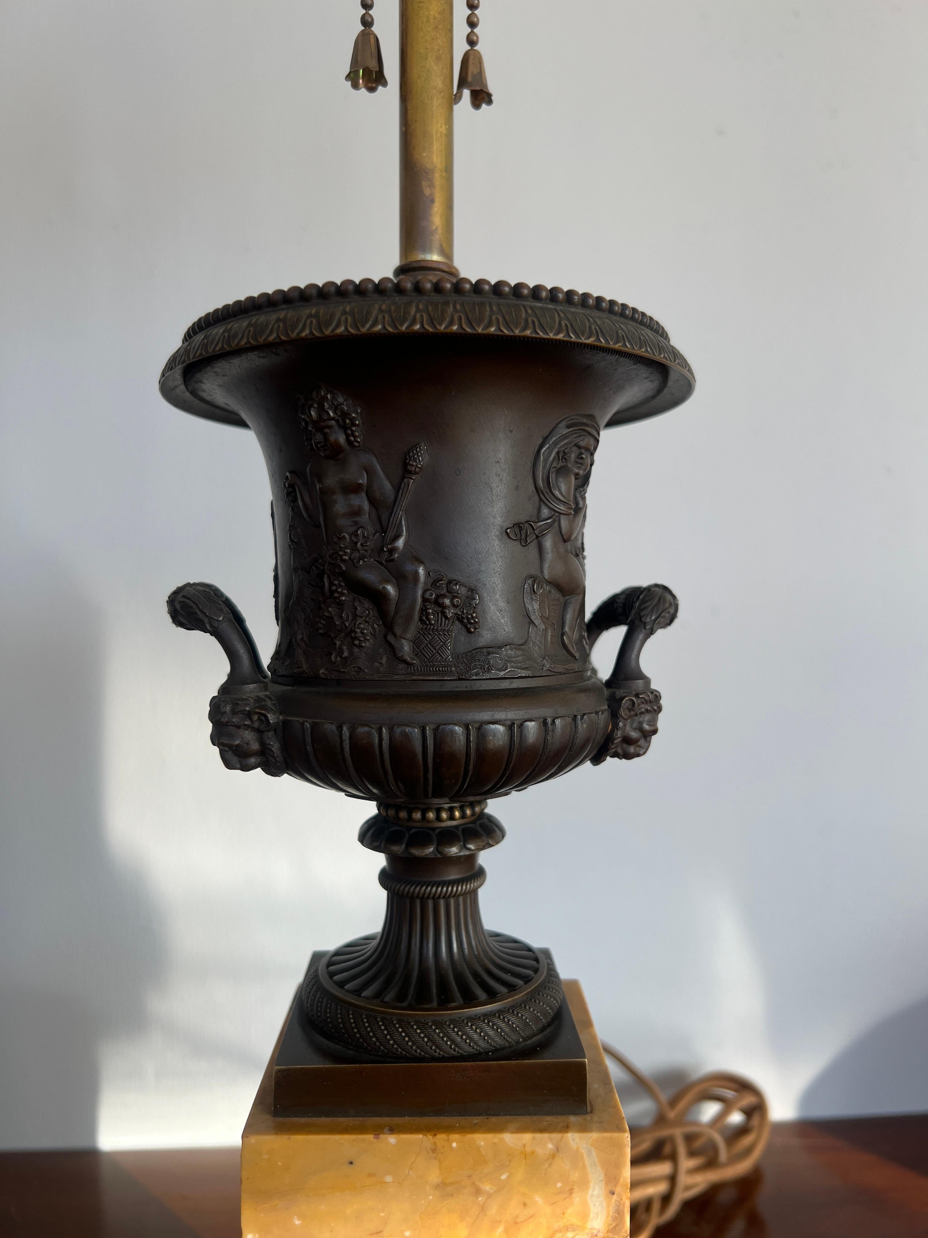Bronze Lampes urne « 4 Seasons » du Grand Tour français du 19ème siècle en bronze et marbre de Sienne en vente