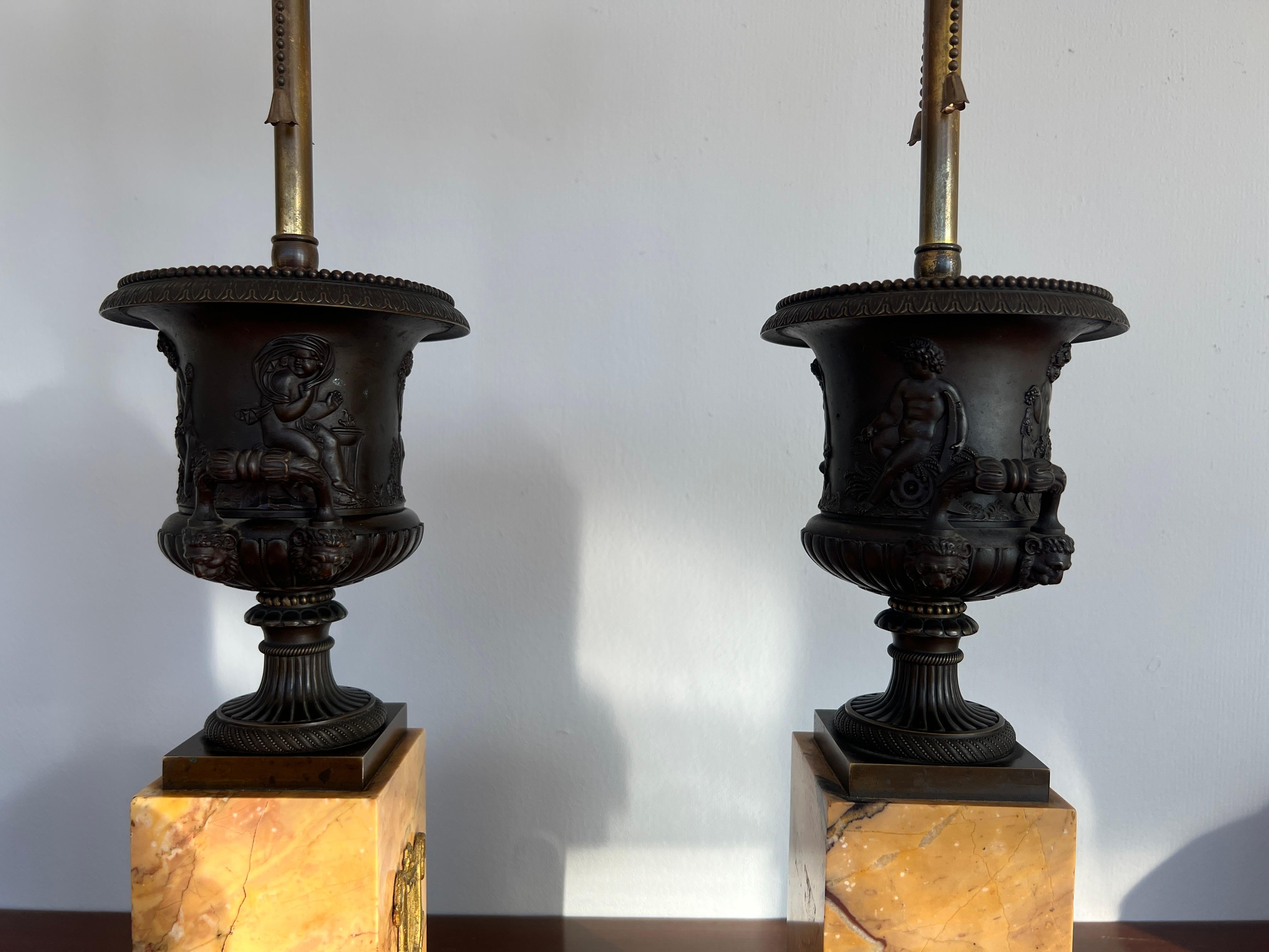 Lampes urne « 4 Seasons » du Grand Tour français du 19ème siècle en bronze et marbre de Sienne en vente 3