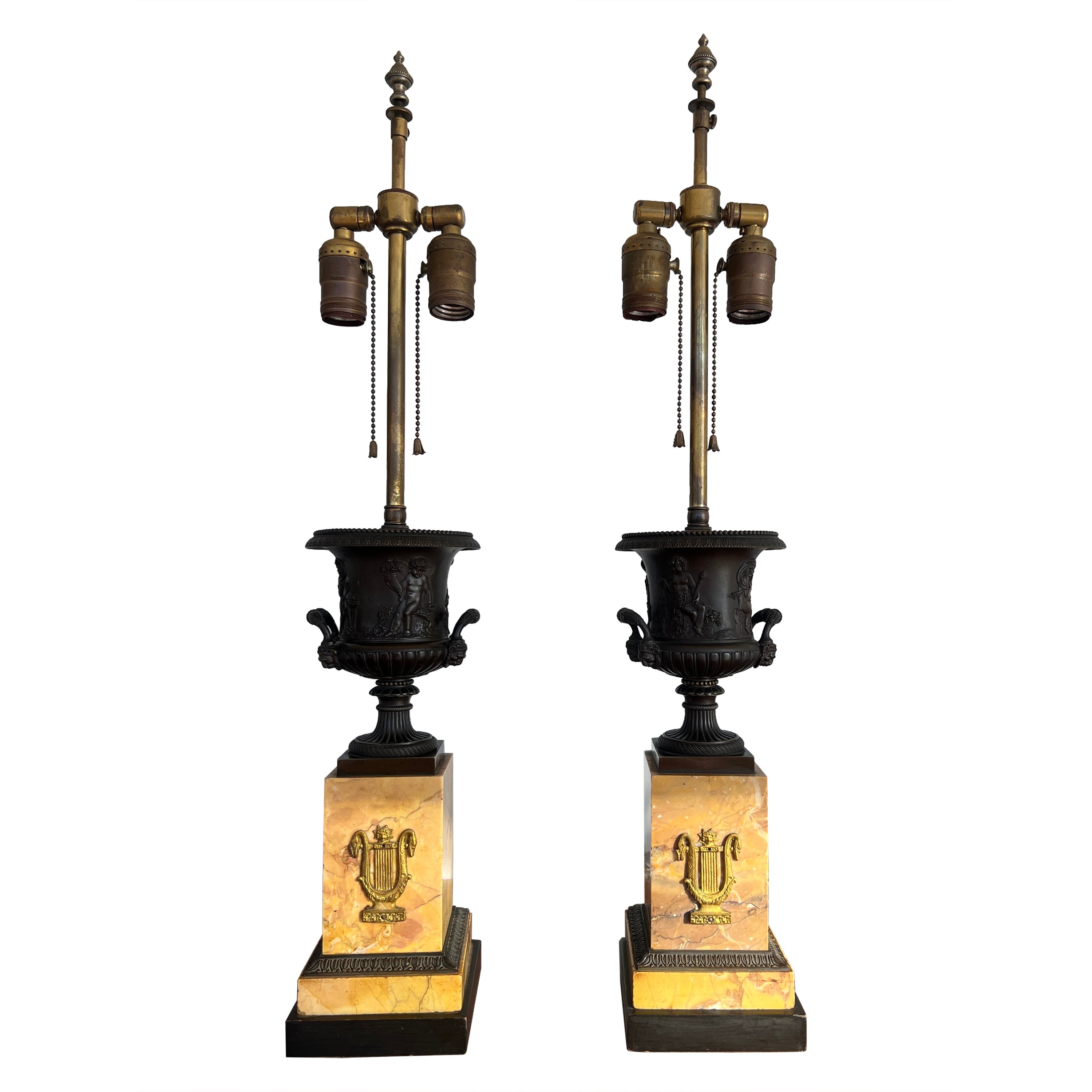 Lampes urne « 4 Seasons » du Grand Tour français du 19ème siècle en bronze et marbre de Sienne en vente