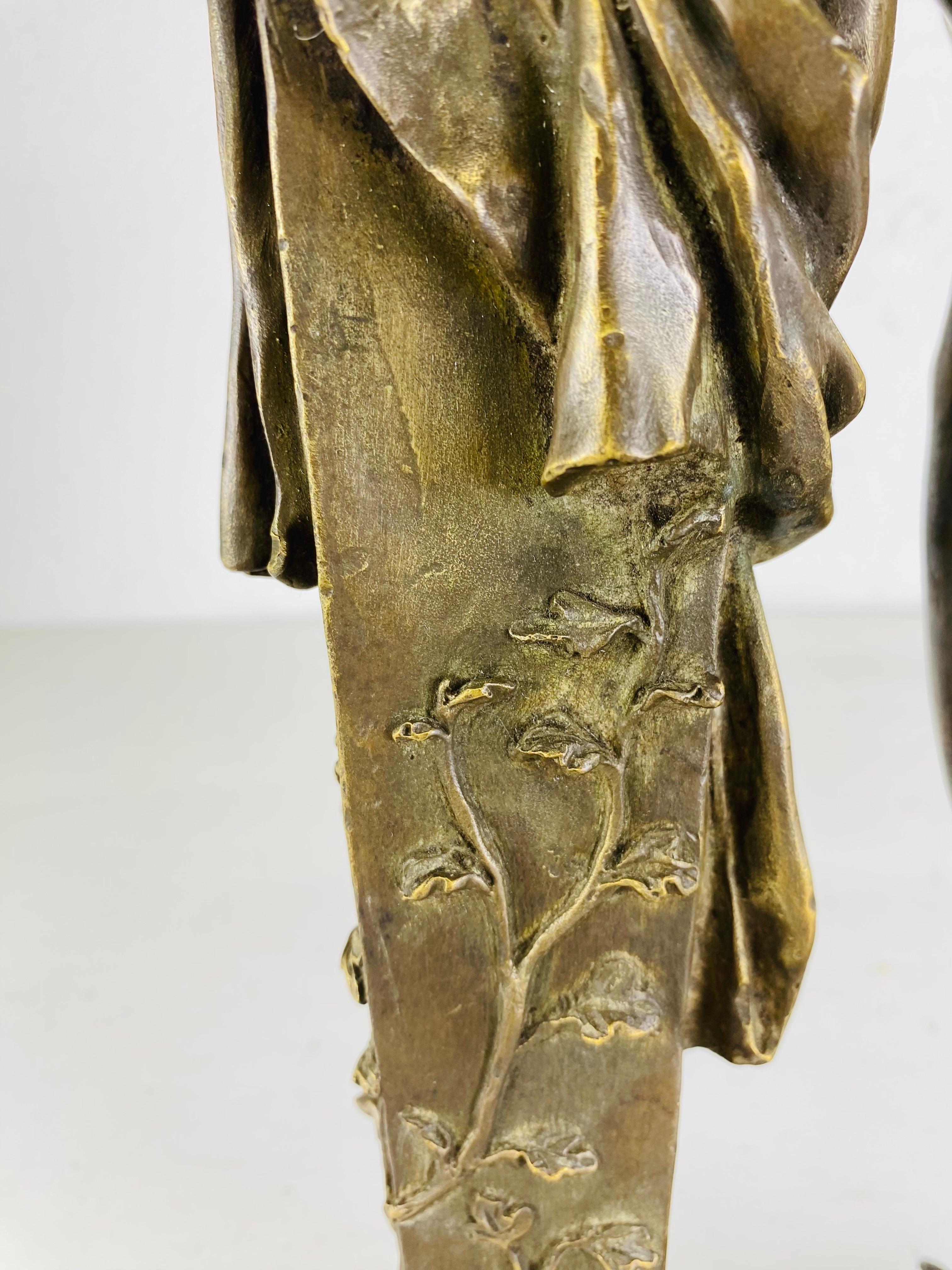 Si tratta di un bronzo figurativo grand tour della fine del XIX secolo. Questa scultura in bronzo presenta due figure mitiche impegnate in una conversazione. Questo bronzo presenta una patina scura appropriata all'età della superficie del metallo.