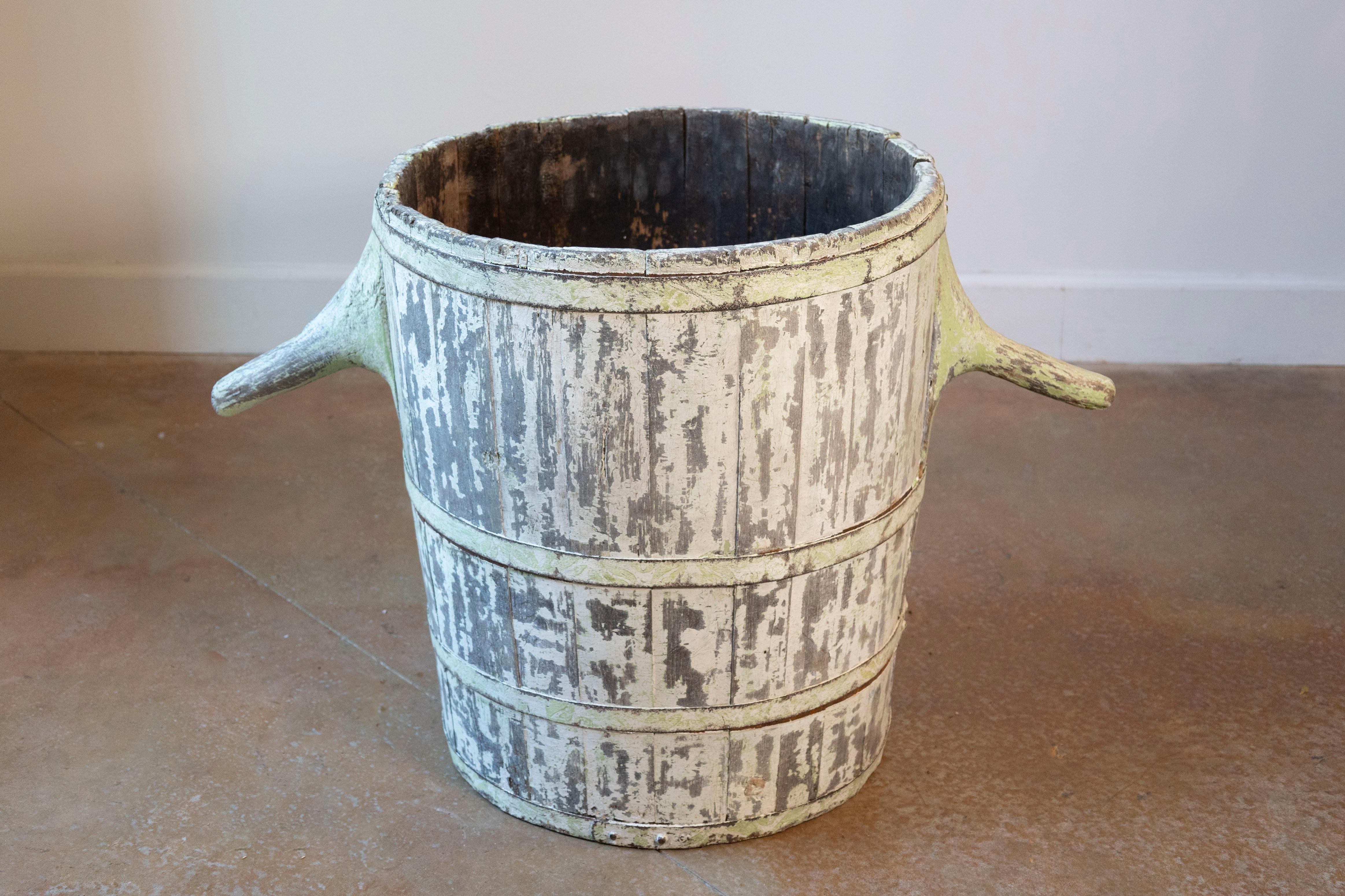Un raro e bellissimo strumento per la vendemmia francese del XIX secolo, utilizzato durante la vendemmia nei vigneti di tutte le regioni vinicole della Francia. Costruito in legno di noce e legato con fasce di ferro, questo vaso a forma di barile è