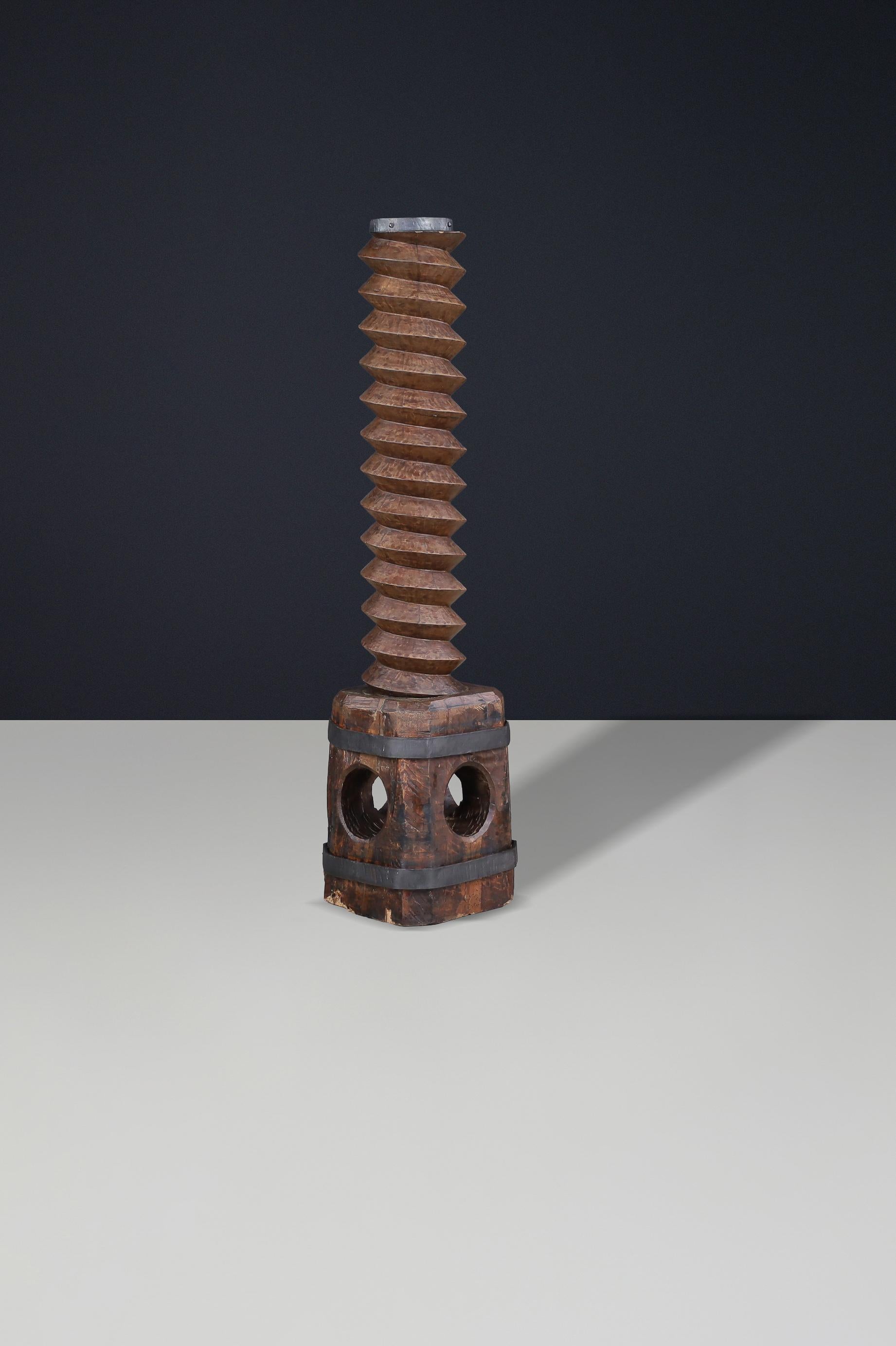 Pedestal de tornillo de prensa de uva francés del siglo XIX con sorprendente pátina en venta 3