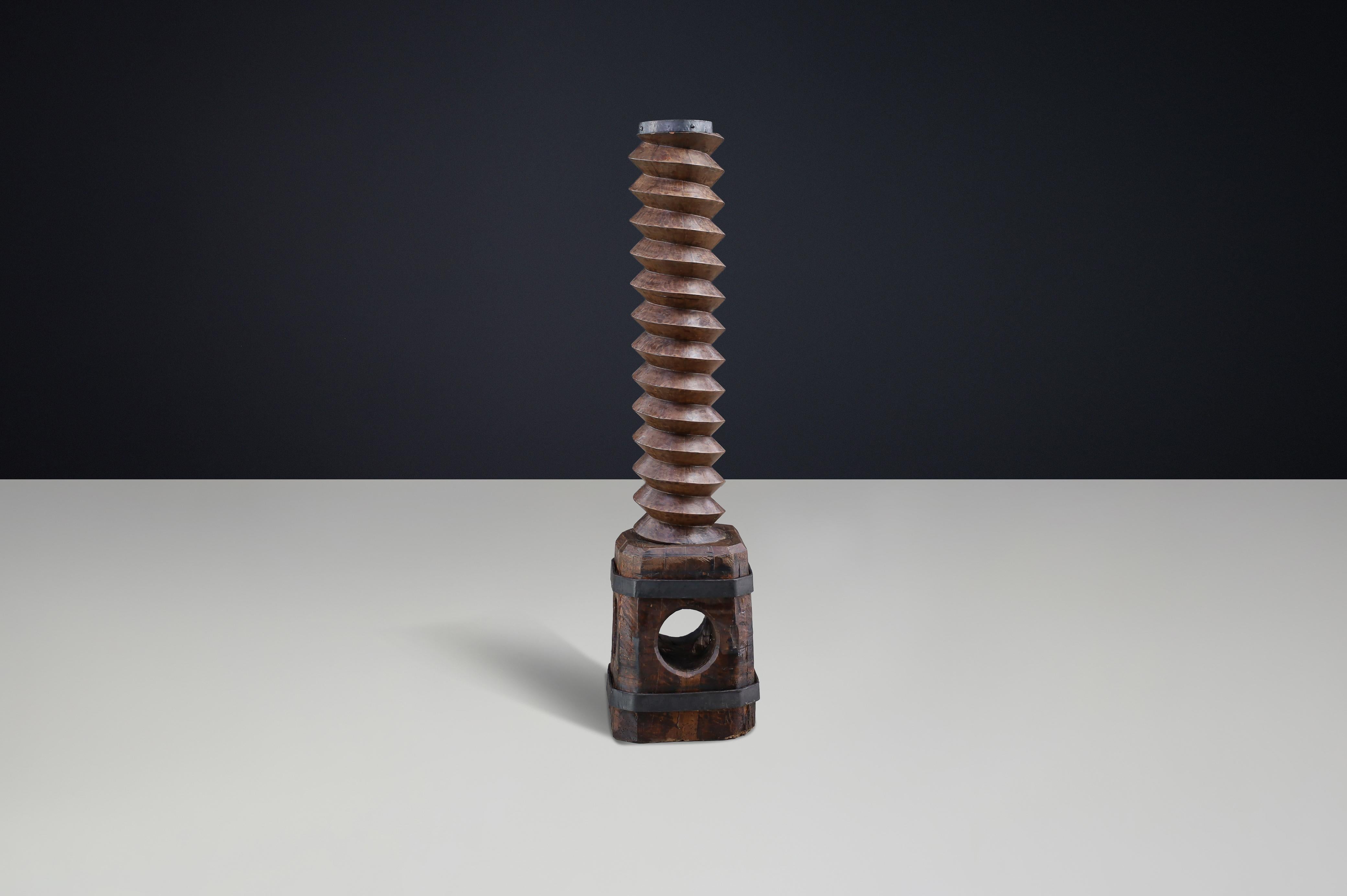 Tornillo de prensa de uva francés del siglo XIX con una pátina asombrosa, carcoma visible (tratada), restaurado y reutilizado como pedestal o columna escultórica.


Este impresionante tornillo de prensa de uva del siglo XIX procede de una bodega