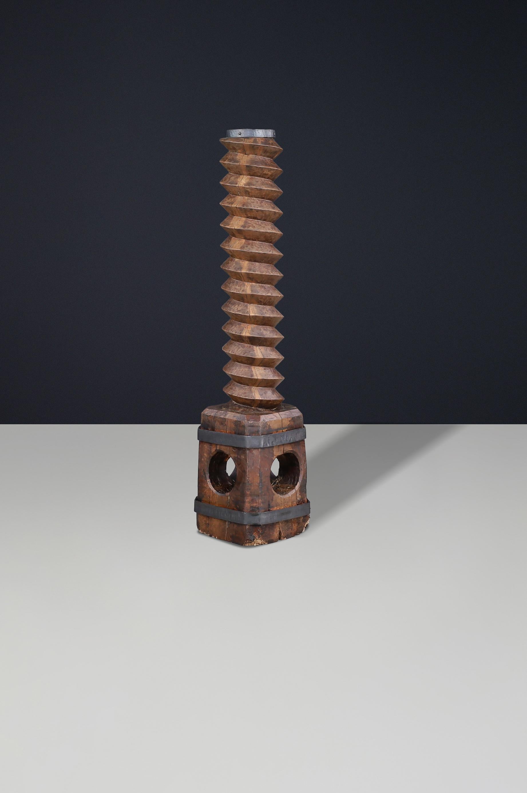 Pedestal de tornillo de prensa de uva francés del siglo XIX con sorprendente pátina Rústico en venta
