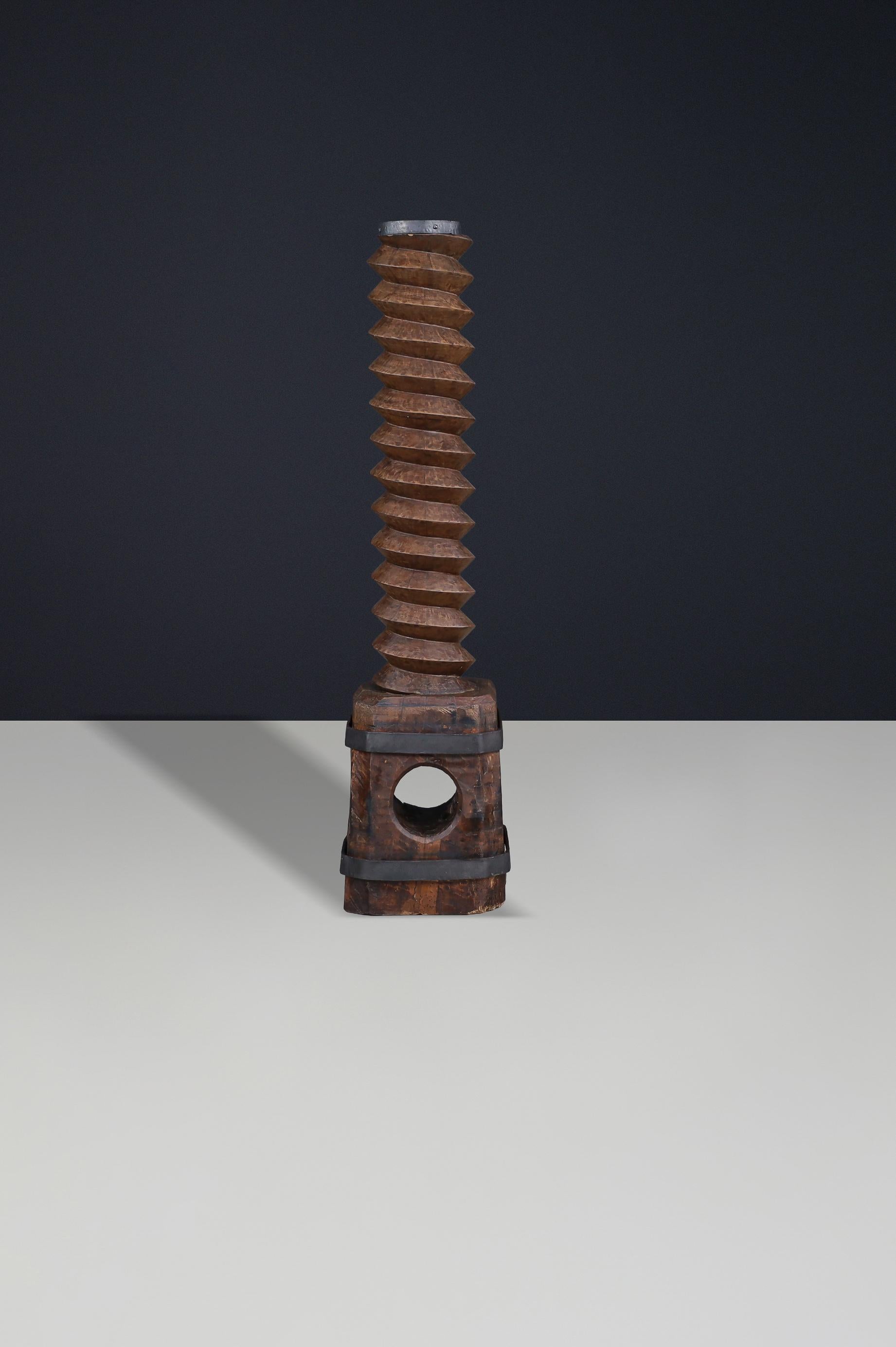 Pedestal de tornillo de prensa de uva francés del siglo XIX con sorprendente pátina Metal en venta