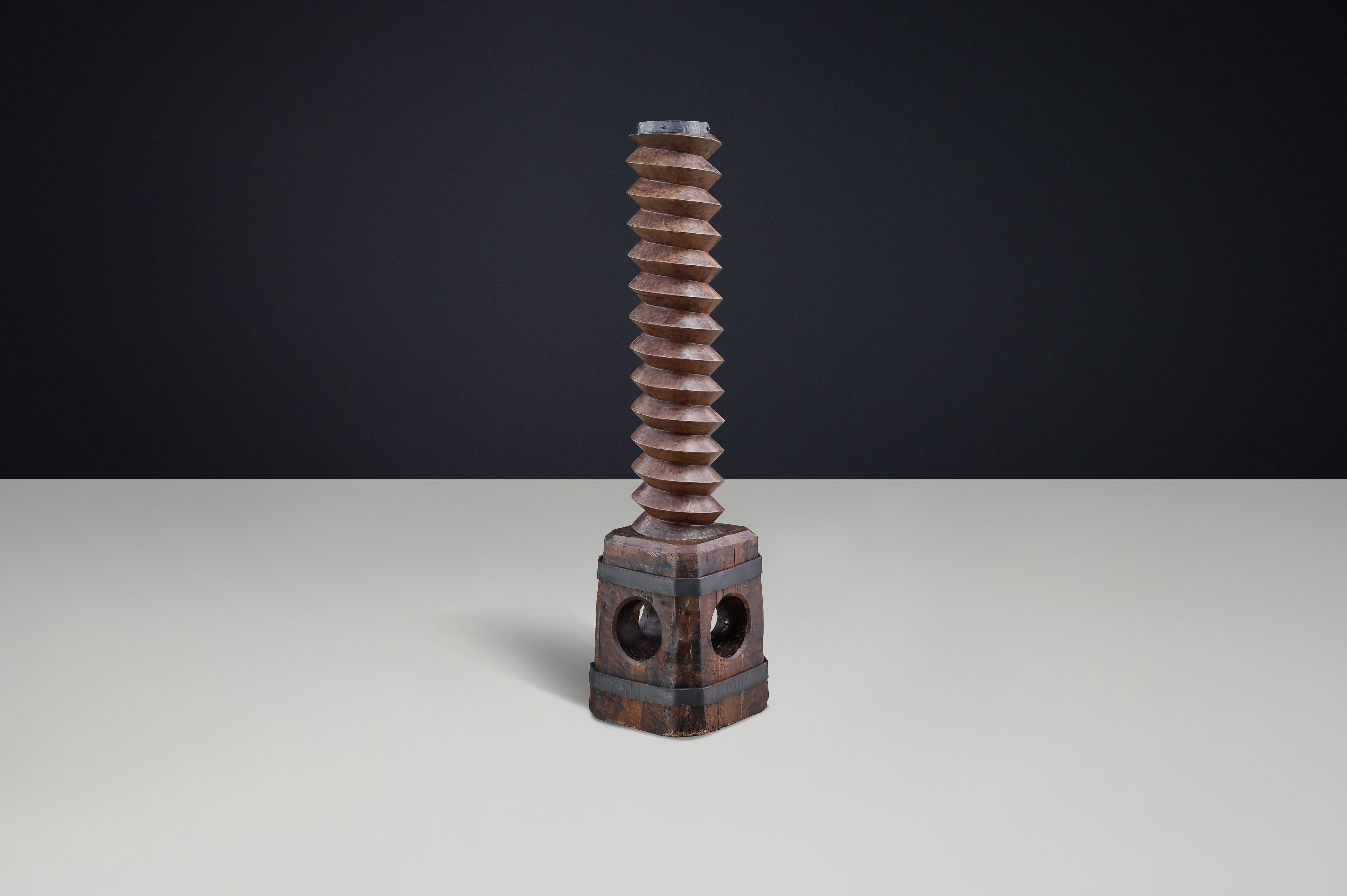 Pedestal de tornillo de prensa de uva francés del siglo XIX con sorprendente pátina en venta 1