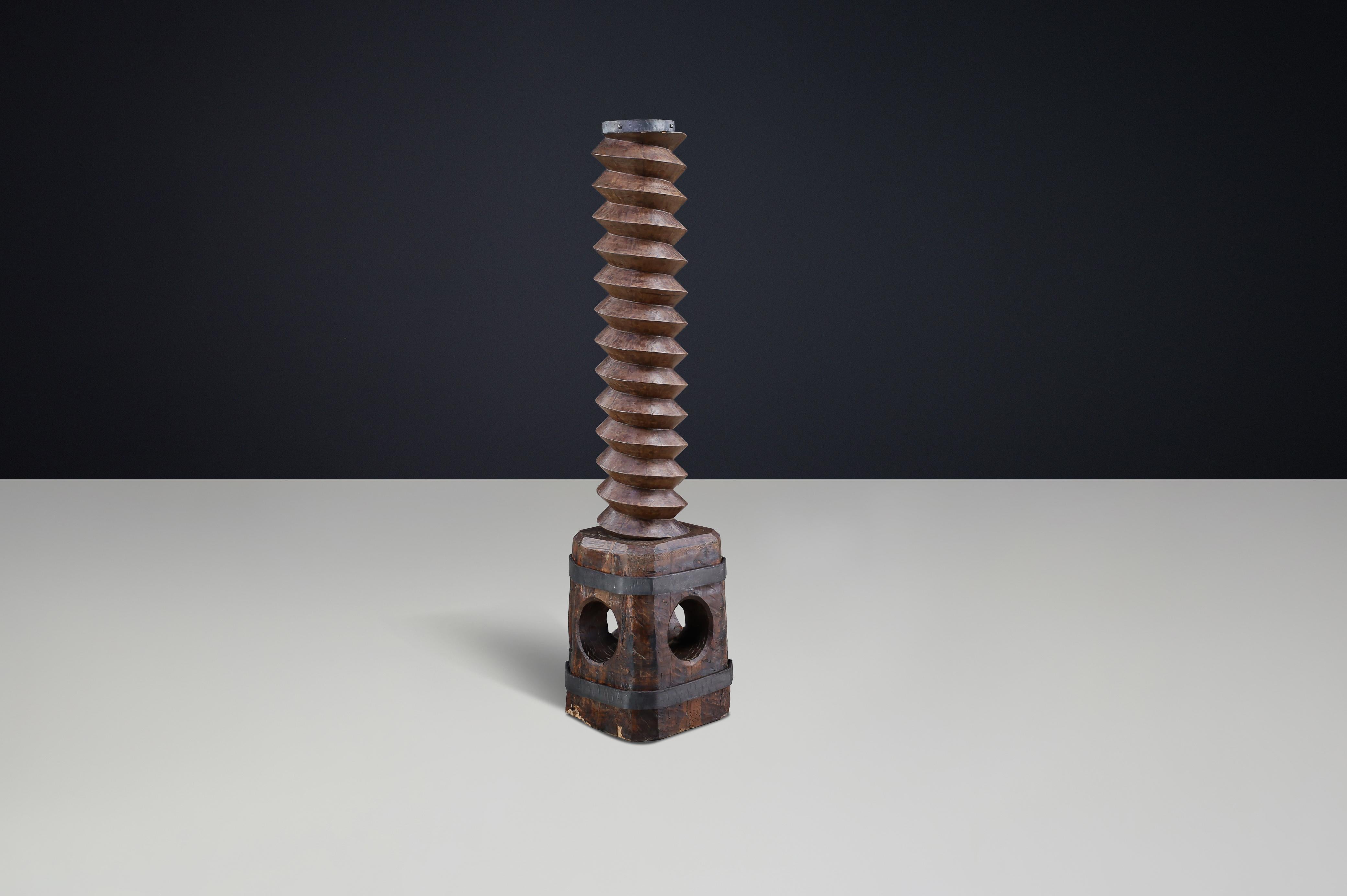 Pedestal de tornillo de prensa de uva francés del siglo XIX con sorprendente pátina en venta 2