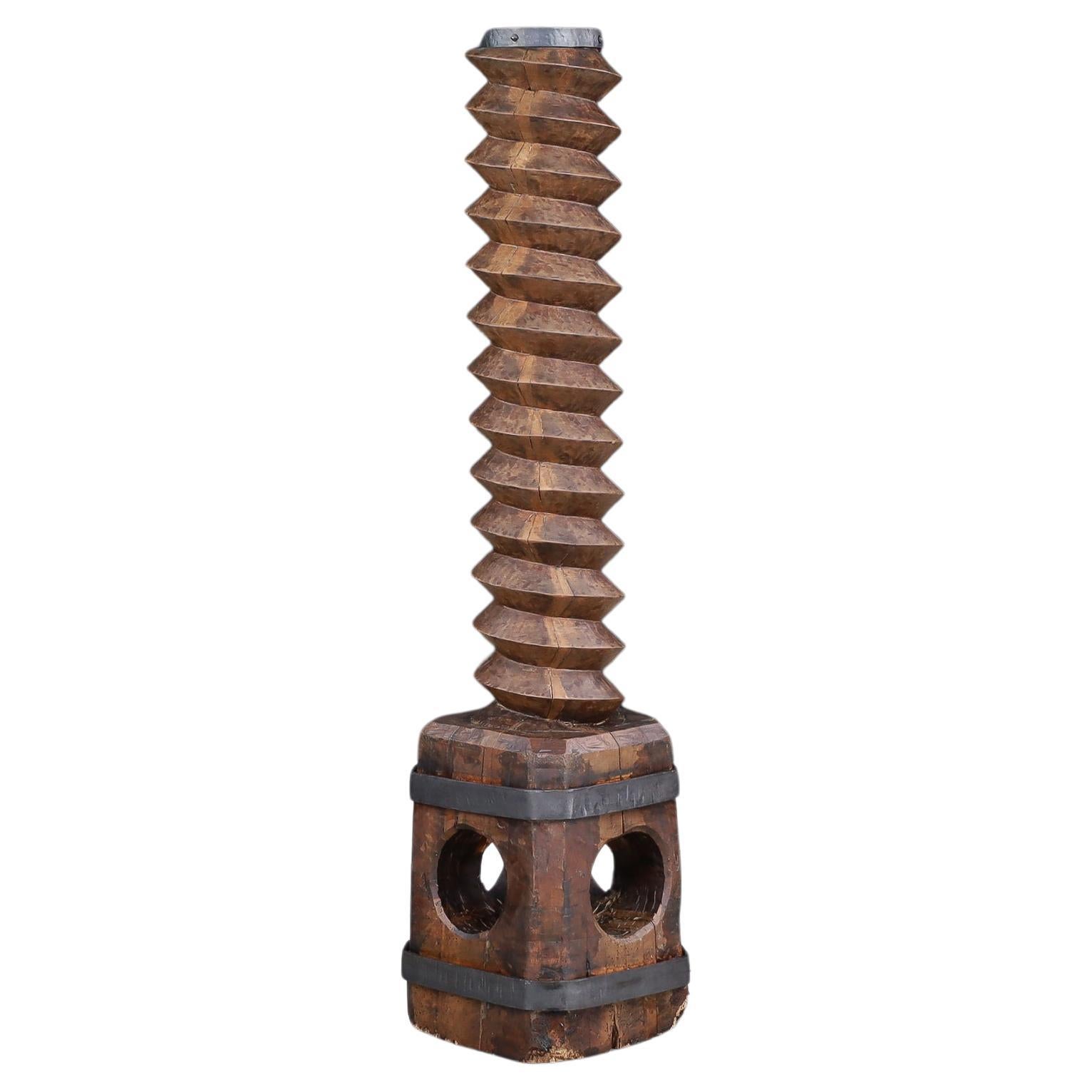 Pedestal de tornillo de prensa de uva francés del siglo XIX con sorprendente pátina en venta