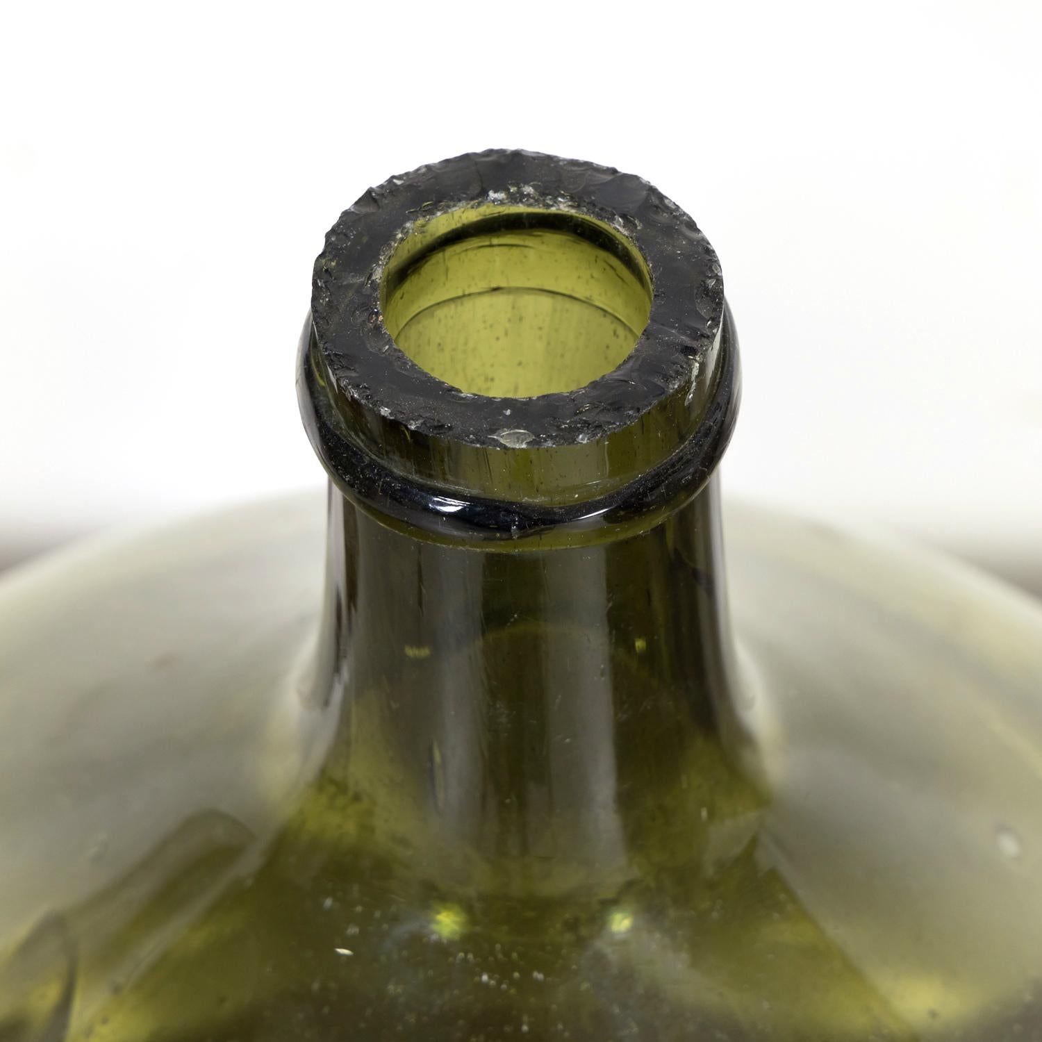 Französische mundgeblasene Demijohn- oder Dame Jeanne-Flasche aus grünem Glas, 19. Jahrhundert im Angebot 2